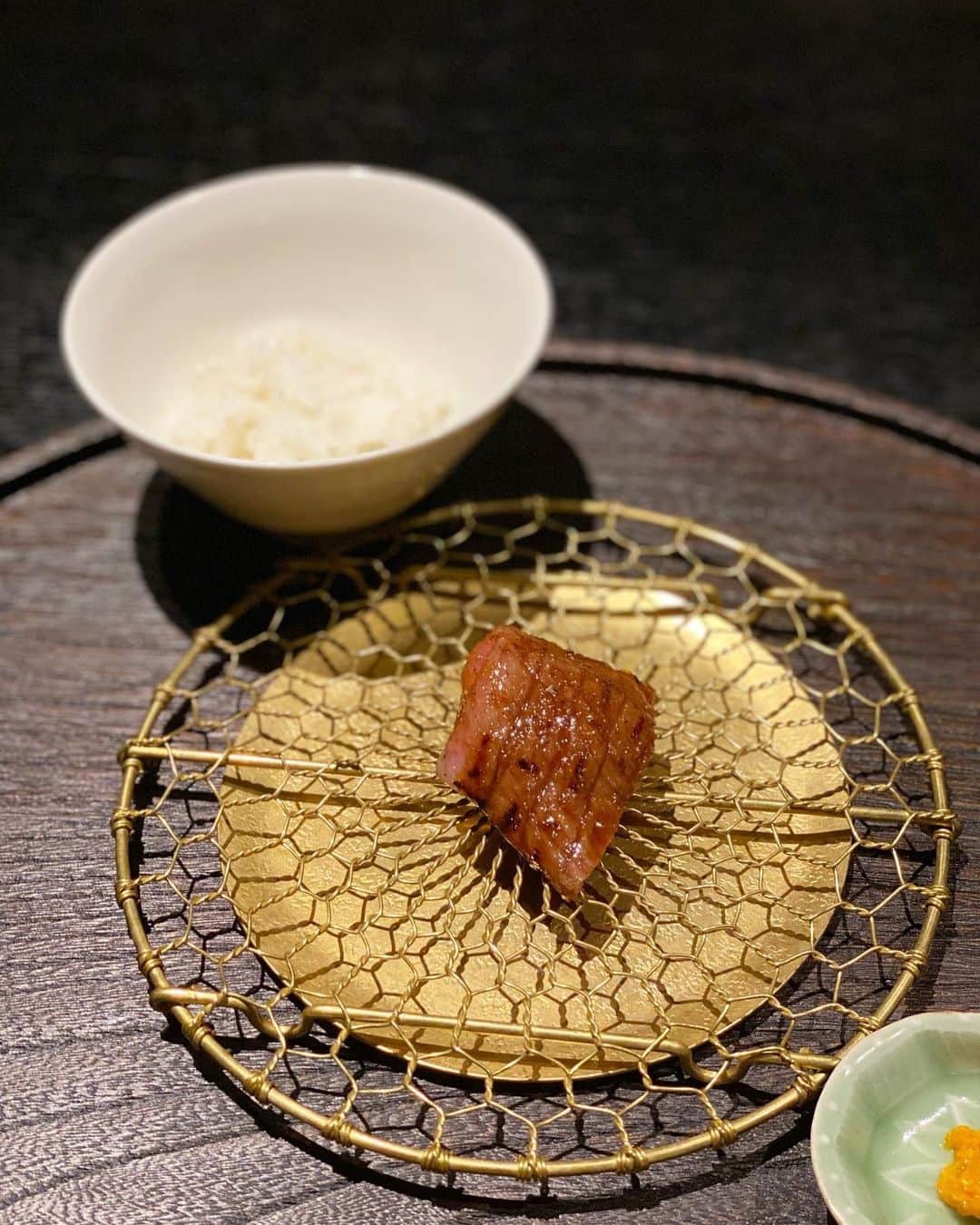 東京外食女さんのインスタグラム写真 - (東京外食女Instagram)「#肉といえば松田  やっと焼肉タイムに突入。  本当にお腹が空いていた。 ガッツリ食べたかった。  一口一口はスマートだけれど、 口の中に入れると 肉の味もタレの味も強いので 相変わらずお酒が進む。  あんなに米をかっ食らおうと 思っていたのに急に酒で腹が膨れる事件。  この辺りで他のお客様方は ワインを飲む人も出てきた。  ワイン飲もうが炭酸飲もうが 割りもの飲もうが、快適。  人数がいるのでとにかく飲み物に困ることなし。  ドランカーのわたしとDr.りんも納得のスピード。 なんなら早すぎてわんこに。  この網皿も、とんかつが乗る台かと思っていたけど 肉も映えるな。🥓  奈良の大和八木でこういう おしゃれなお店があるのは ありがたい😌  #肉といえば松田奈良本店  #肉割烹 #肉 #肉料理  #foodstagram  #foodphotography  #japanesefood  #奈良グルメ  #奈良観光 #奈良旅行  #nara #関西グルメ  #橿原グルメ  #東京外食女」6月11日 19時28分 - himeno_0729