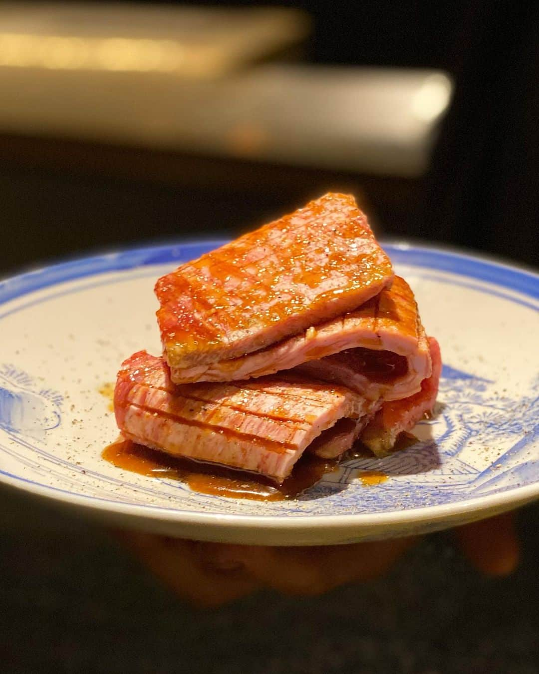 東京外食女のインスタグラム：「#肉といえば松田  やっと焼肉タイムに突入。  本当にお腹が空いていた。 ガッツリ食べたかった。  一口一口はスマートだけれど、 口の中に入れると 肉の味もタレの味も強いので 相変わらずお酒が進む。  あんなに米をかっ食らおうと 思っていたのに急に酒で腹が膨れる事件。  この辺りで他のお客様方は ワインを飲む人も出てきた。  ワイン飲もうが炭酸飲もうが 割りもの飲もうが、快適。  人数がいるのでとにかく飲み物に困ることなし。  ドランカーのわたしとDr.りんも納得のスピード。 なんなら早すぎてわんこに。  この網皿も、とんかつが乗る台かと思っていたけど 肉も映えるな。🥓  奈良の大和八木でこういう おしゃれなお店があるのは ありがたい😌  #肉といえば松田奈良本店  #肉割烹 #肉 #肉料理  #foodstagram  #foodphotography  #japanesefood  #奈良グルメ  #奈良観光 #奈良旅行  #nara #関西グルメ  #橿原グルメ  #東京外食女」