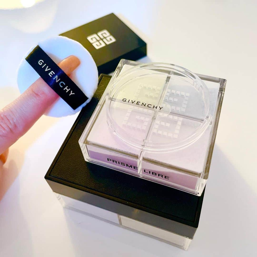 乙羽映見さんのインスタグラム写真 - (乙羽映見Instagram)「.  愛用している @givenchybeauty プリズムリーブルから トラベル用のミニパウダーが限定発売に。  ミニサイズのパフも入っていて 持ち運びにぴったりです🩵  Color no.1 パステルシフォン #givenchy」6月11日 19時28分 - __emi.otohane_