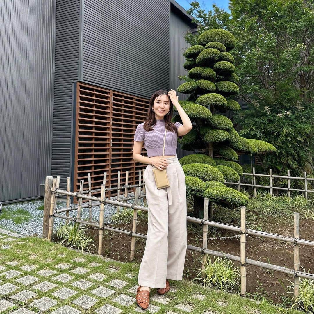 mimiのインスタグラム：「先日の #mimi服🐹 ♡  tops… @elenore_official  pants… @nanouniverse_official  shoes… @amiami_official_  bag… @sonne.jp   ナノユニバースのパンツ、すっごくお気に入り☺️🤍 抜け感と綺麗めを両立したパンツ✨ 軽いしお洗濯もできるし優秀すぎ🙌  ☑︎ LB.03 メランジドライ ベルト付きセミワイドパンツ  • #ootd #outfits #fashionista #nanouniverse #elenoretokyo  #ナノユニバース #エレノア #セミワイドパンツ #夏服 #夏服コーデ #お腹見せ #腹見せコーデ #きれいめカジュアル #大人カジュアル #抜け感コーデ  #ママコーデ #男の子ママ #男の子ママコーデ #新米ママ #おしゃれさんと繋がりたい #服好きな人と繋がりたい」