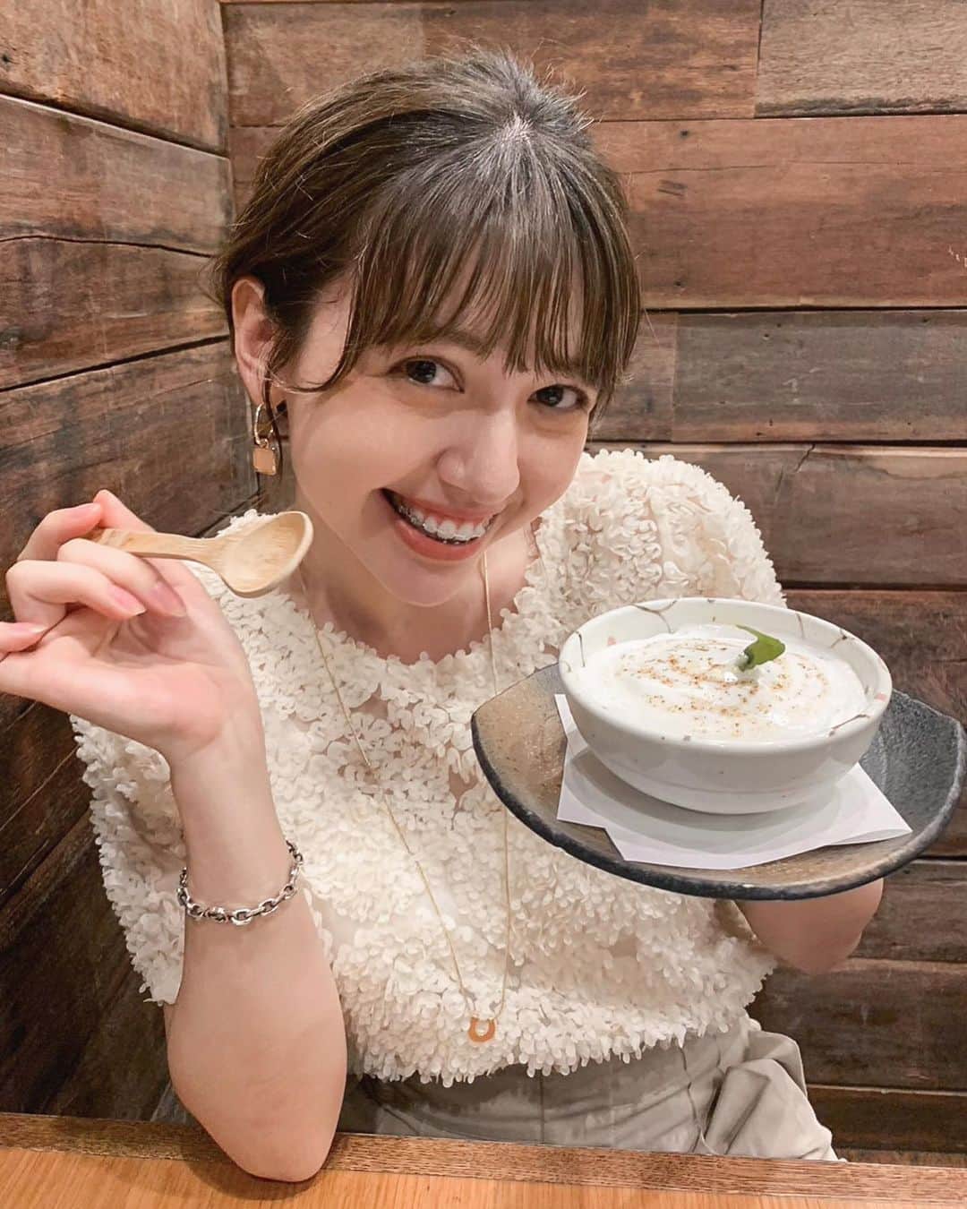 峯りあなのインスタグラム：「このプリン目当てでミライザカ来た🍻  ネックレスで鼻ピのシミュレーション👃🏻💍」