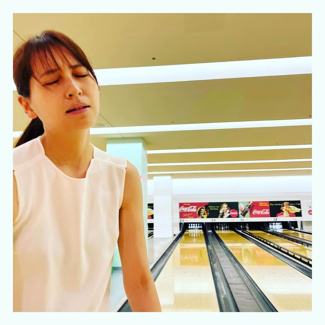 青木裕子さんのインスタグラム写真 - (青木裕子Instagram)「楽しいんだけど、 うまくいかないことも多い今日この頃。  そんなこともあるよね。  と余裕で構えていたいです。  笑顔だけど、指、ちょっと切っちゃってたり←1枚目  やっぱりボーリングは得意じゃなかったり（笑）←2枚目〜3枚目  ですが、元気を蓄えた週末でした。  #この直前に引いたおみくじは凶でした #でも平気！ #どこで引いたかはまた改めて」6月11日 19時33分 - yukoaoki_official