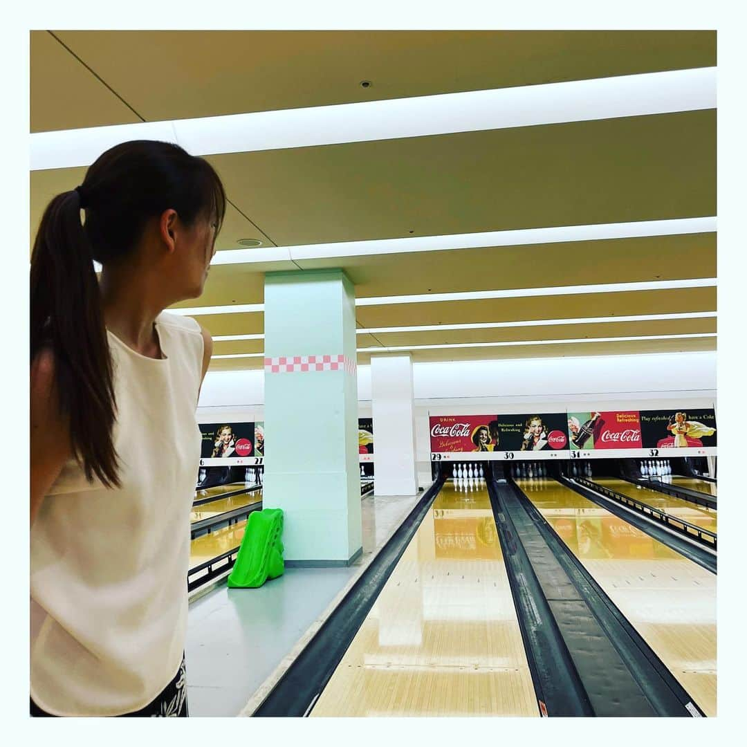 青木裕子さんのインスタグラム写真 - (青木裕子Instagram)「楽しいんだけど、 うまくいかないことも多い今日この頃。  そんなこともあるよね。  と余裕で構えていたいです。  笑顔だけど、指、ちょっと切っちゃってたり←1枚目  やっぱりボーリングは得意じゃなかったり（笑）←2枚目〜3枚目  ですが、元気を蓄えた週末でした。  #この直前に引いたおみくじは凶でした #でも平気！ #どこで引いたかはまた改めて」6月11日 19時33分 - yukoaoki_official