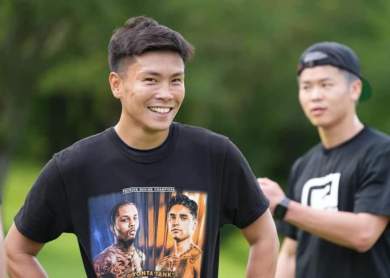 岩田翔吉のインスタグラム：「昔から団体行動は苦手でボクシングは個人スポーツだから1人で頑張るものだと今まで思っていたけど 初めてチームって凄いって思えた🔥  チームみんなで勝ち上がりたい。  学びが多い合宿だった✍🏼  photo by @naobox2001 📷  #TEAMTEIKEN #boxing #sports #trainingcamp #fight #workout #走り込み #合宿 #キャンプ #camp #champion #gervontadavis #oakley #sunglasses」