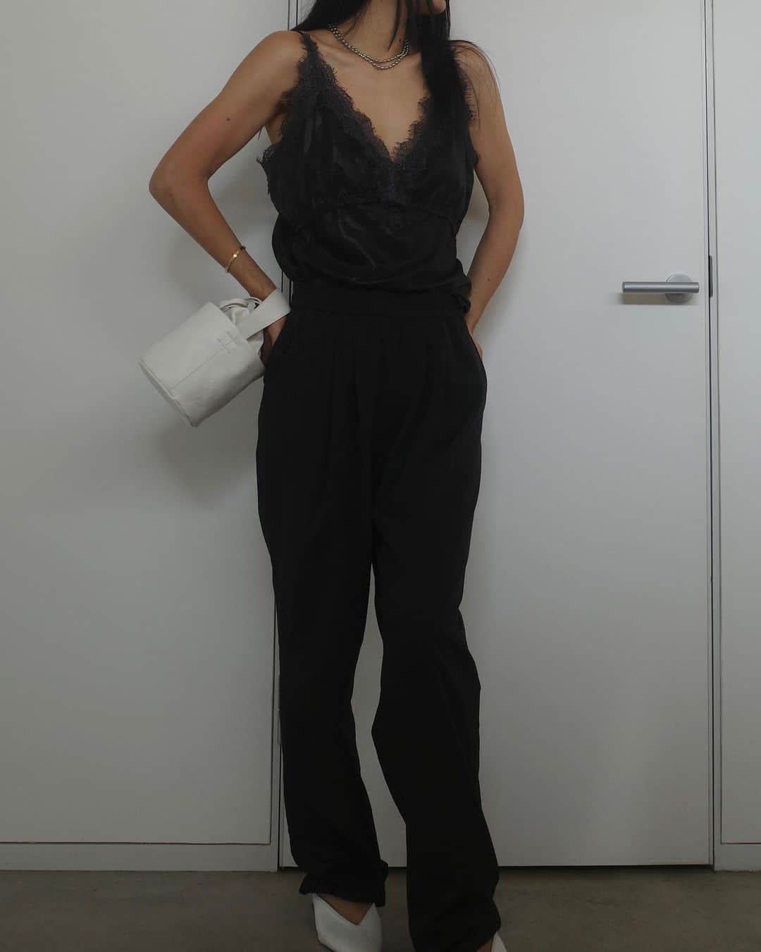 Icumi Oohamaのインスタグラム：「necklace @tres__collection  Long sphere necklace camisole @prankproject_official  bag @thehighlights__official  pants @cavezarosso  女性らしい繊細なレースキャミは、 カジュアルなナイロンパンツに合わせたい◎ パンツはメンズライクに履きたくてあえてMサイズにしたけど それでも形がとっても綺麗！ バッグは斜めがけにも出来るから母の週末も大活躍♩」