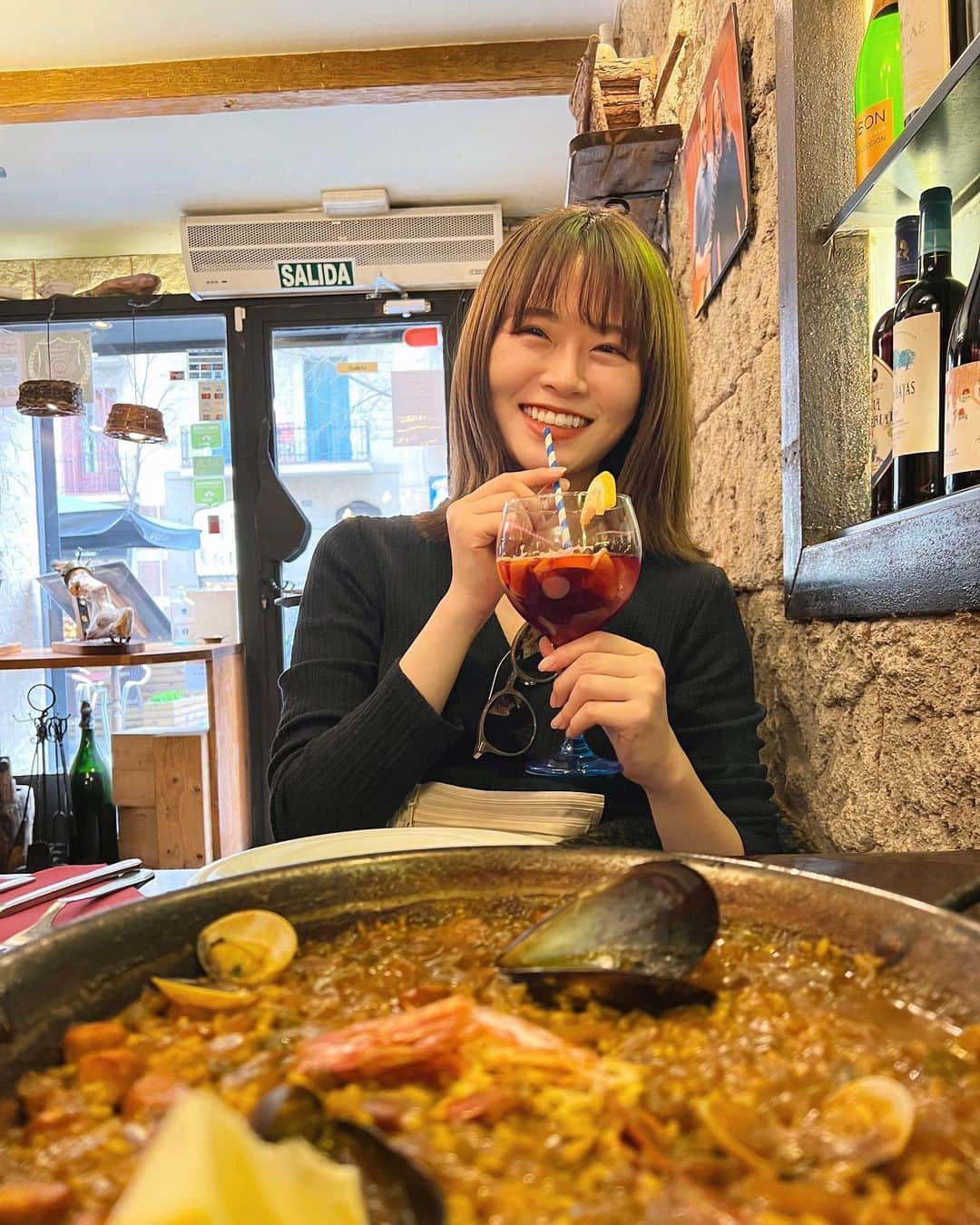 山崎怜奈さんのインスタグラム写真 - (山崎怜奈Instagram)「🇪🇸March, 2023  📍Barcelona, Cataluña, España サングリア、パエリア、タパス、トリハス… 6カ国回った中で一番飲んだり食べたりしてたなあ スペインでは友達と一緒でした！心強い🥘🤝  #Barcelona #Cataluña #Spain #España #jamonyvino  #cerveseriacatalana #paella #sangria #tapas  #torrijas  #思い立ったが吉日旅 #スペイン #スペイン旅行 #山崎怜奈」6月11日 19時36分 - rena_yamazaki.official