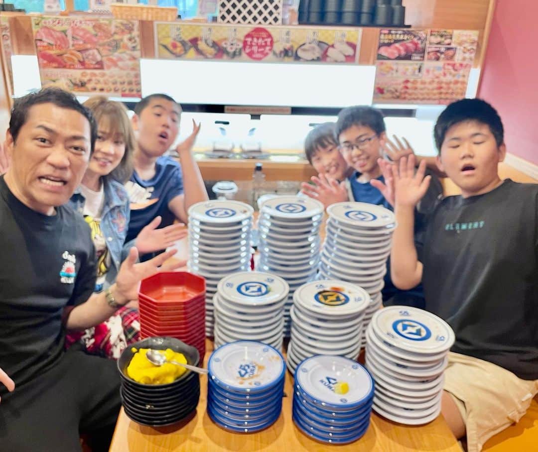 のインスタグラム：「しょうりの友達と一緒にくら寿司行った(^｡^) 凄い量食べた笑笑 果たして何皿⁉️  今度YouTubeに公開しますー＾＾ #くら寿司 #はなわチャンネル」