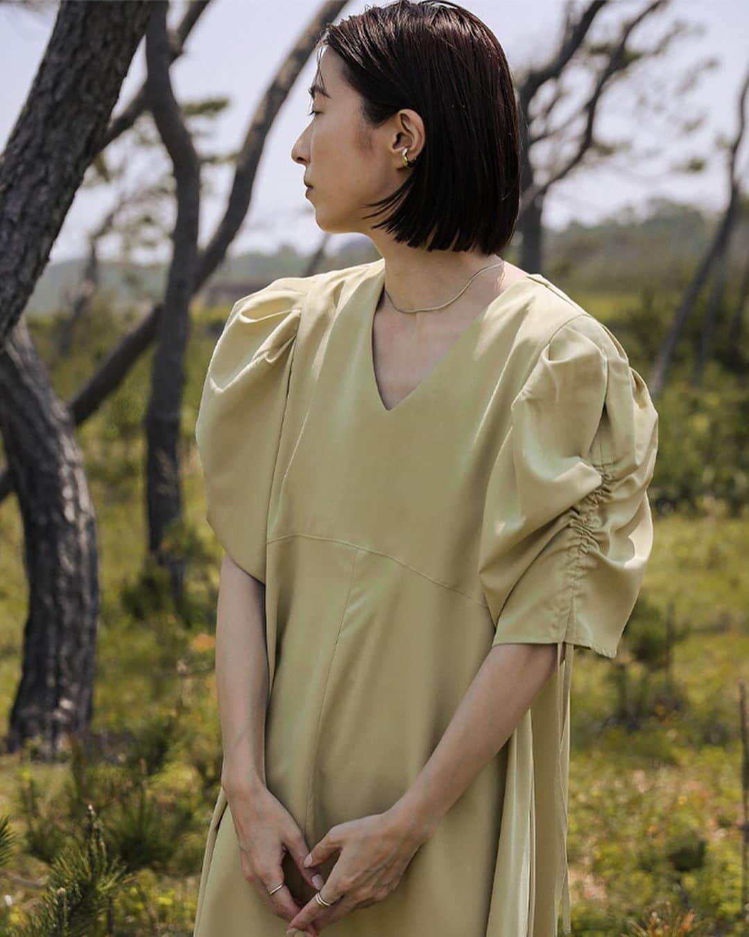 moca さんのインスタグラム写真 - (moca Instagram)「06.06(Tue)New in   ■No. 30001204 ギャザースリーブドレープワンピース  ・price：6,490 yen（tax in) ・color：ivory / light green / black   袖のデザインが印象的なフレアワンピースの登場。  袖と裾にたっぷりボリュームをほどこしつつ  ウエスト・ネック周りをすっきりさせることで  メリハリのあるシルエットに◎  柔らかくさらっとした肌あたりで快適な着心地です。  これからの暑い季節に1枚で着映えする主役アイテム。  フラットサンダルはもちろん、今年らしくスポーティーに  スニーカー合わせもおすすめです。   #selectmoca」6月11日 19時36分 - selectmoca