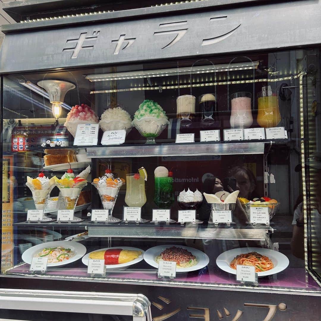 川村安奈さんのインスタグラム写真 - (川村安奈Instagram)「選びきれなくてふたりで3つをシェア😎 #ギャラン #cafe #ueno #tokyo #dayoff #上野カフェ #純喫茶」6月11日 19時38分 - anna_k53
