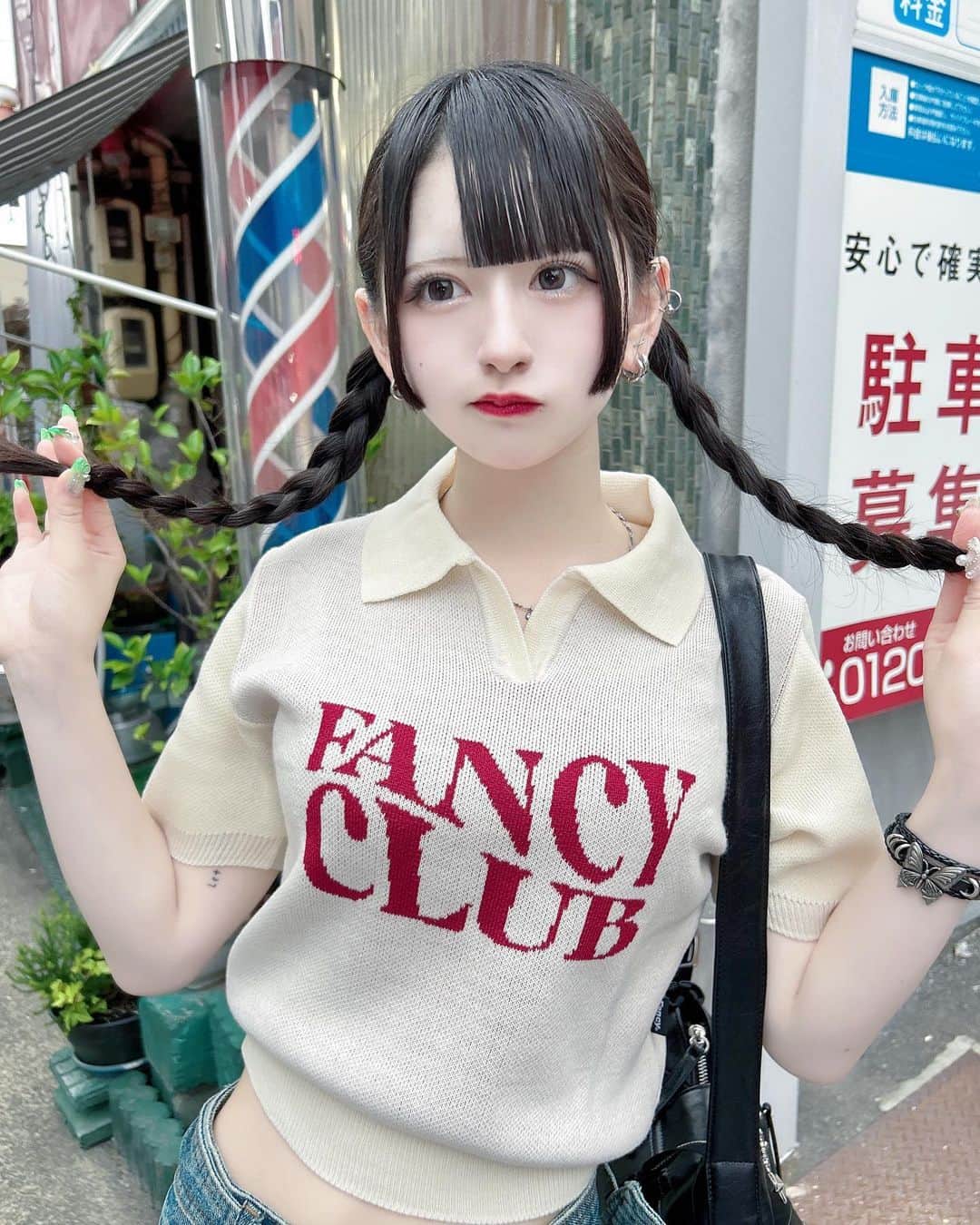 狐波ろんのインスタグラム：「中学の頃三つ編みしてたら男子に馬鹿にされたたことあっていっときトラウマな髪型でしたおさげちゃん」