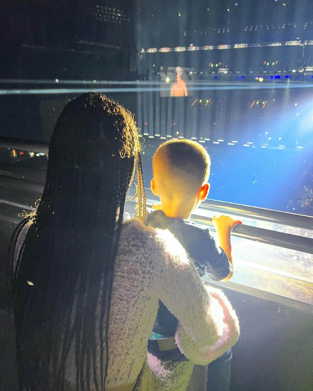 クリスティーナ・ミリアンのインスタグラム：「Highlights of the EPIC(entre) turnout! @mattpokora filled the house and gave a great show!」