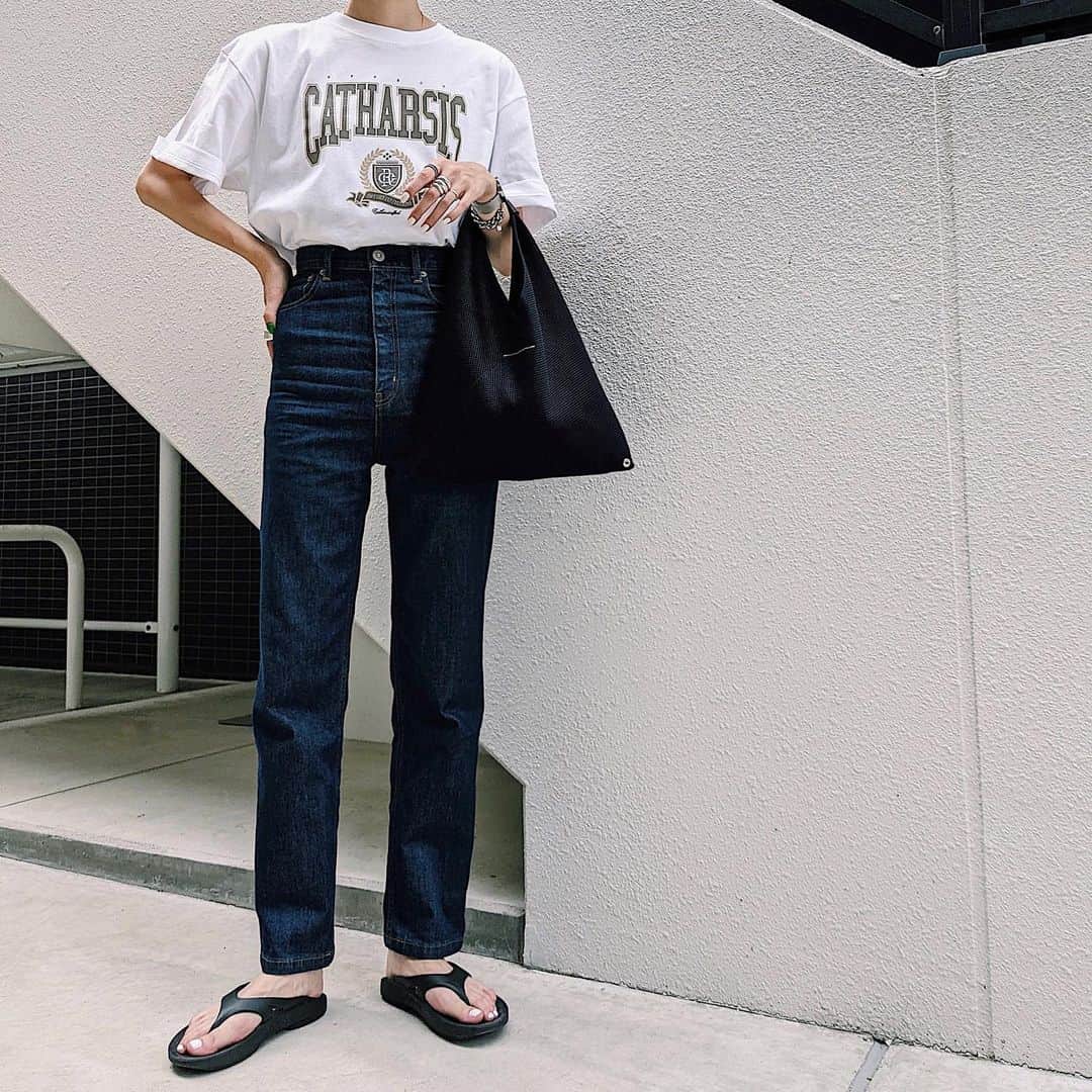 maai0528のインスタグラム：「〻👩🏻🐰🛼⚽️ Ｏotd‥💚 ロゴT着る時は ワンウォシュデニム合わせがち。 ． tops @lian_officialstore  @lian_code オフィシャルストアで 1,000円クーポン発行中。 ． ． ． #lian #MOUSSY #oofos  #MM6」