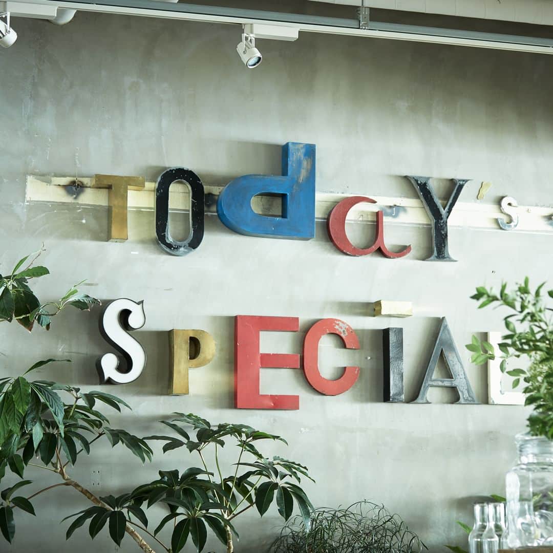 のインスタグラム：「<INFORMATION >  TODAY'S SPECIAL で一緒に働きませんか？  TODAY'S SPECIAL では、 一緒に働くメンバーを募集しています。  TODAY'S SPECIALが好きな方 TODAY'S SPECIALのコンセプト 「食と暮らしのDIY」 に共鳴していただける方 笑顔で明るい対応ができる方 コミュニケーションをとることが得意、 人とのつながりを作るのが好きな方 ライフスタイル提案・インテリア・雑貨 に興味がある方 　 ーーーーーーーーーーーーーーーーー 【仕事内容】　 主に、接客業務を中心にレジや検品、 また商品の発注や売場作りなどを一緒に行っていただきます。 また様々なワークショップやイベントも一緒に作っていただきます。  募集店舗など、詳細はトップハイライトのリンクより、ご確認ください。 @cibone_ts  #todaysspecial #トゥデイズスペシャル」