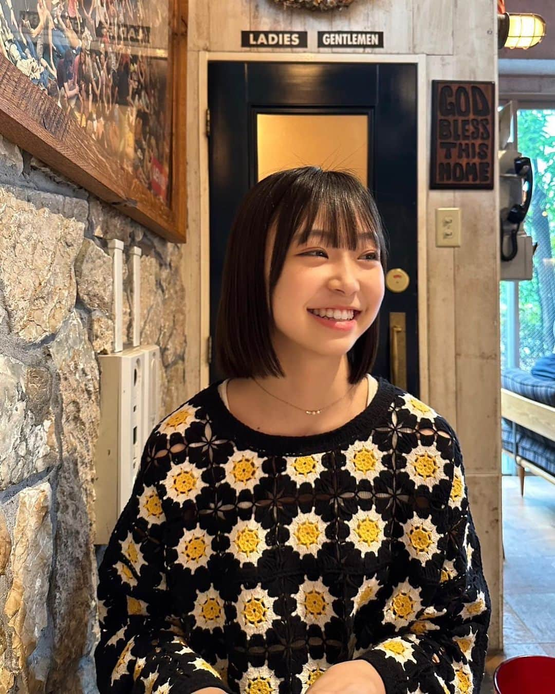 新井美羽のインスタグラム：「妹に目玉焼きみたいと言われた服🍳  #新井美羽 #トップコート #topcoat」