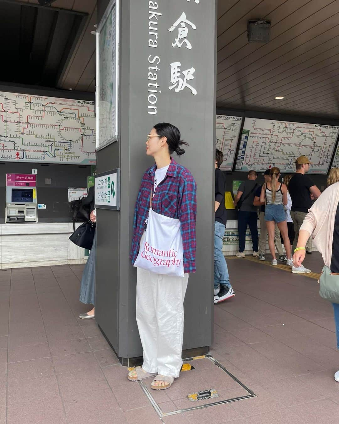 田中シェンさんのインスタグラム写真 - (田中シェンInstagram)「Eat well live well 🍕  Tshirts @creek_anglersdevice  Pants @stevenalan  Shoes @birkenstock  Bag @romanticgeography  Glasses @ahlem   鎌倉弾丸食い倒れ日帰りツアー❗️ 行き当たりばったりで、 色んな人に聞きながら歩き進むのは とても楽しかったです🌈  #ピザdada  鎌倉駅から徒歩10分にあるピザ屋さん🍕 予約が偶然取れたのでウキウキしながら クワトロフォルマッジとプロシュート #しらすピザ にかぶりつきました💁🏻‍♀️ しらす丼も美味いけど、しらすピザは 想像以上だった❗️1人一枚制なのですが ペロリでした🍷🙏🏻  @somethingscoffeehouse  #極楽寺駅 から徒歩10分のところにある 途中立ち寄った古着屋さんに教えてもらった ナイスなコーヒー屋さん☕️ ご夫婦2人で やられてるみたいで、固めのプリンが 好みでした🍮こじんまりしててホッする💯  @circus_vintage  コーヒー屋さんにおすすめしてもらった古着屋屋さん。 コーヒー屋さんからも徒歩10分くらい🚶🏻‍♀️ ミリタリーパンツや、豊富なtシャツなど 楽しかったー‼️そしてなんと入店するとお茶を 出してくれるスタイル、一瞬地元気分🥹 可愛いtシャツを購入しました👕  @kakan_honten  一度は立ち飲み焼き鳥屋さんに心が傾い たけど、こちらの絶品麻婆豆腐をいただきに参上💁🏻‍♀️ 山椒増し増しでおしかったっです‼️ しかしマイブームは#ネギそば にあり〼。 おすすめネギそばのお店あったら教えてー❗️  海に入ったら丸ごと濡れたけどもう夏 だから秒で乾いた🌊今年は泳げるかな〜  #kamakurajapan is about 40min away From Shibuya station . They have temples, Goood pizza , nice Chinese cousin, and Variety of vintage clothes shop.  Of course if you like animation SLAM Dunk You can experience the scenes from the anime! Good for short day trip 💙  #鎌倉旅行　#鎌倉観光スポット #鎌倉日帰り  #東京日帰り #鎌倉ランチ巡り #鎌倉グルメ  #湘南カフェ巡り #鎌倉の海 #食べ歩きの旅  #ピザ屋さん #鎌倉ピザ #鎌倉ディナー  #creekanglersdevice  #birkenstockboston #ビルケンシュトックボストン  #海コーディネート #birkenstockfashion  #일본여행🇯🇵 #일본사람  #도쿄여행✈️ #도쿄맛집추천 #日本旅行🎌 #美食推薦👍🏻  #코디스타그램그램 #日本旅遊達人」6月12日 19時50分 - shen_tanaka