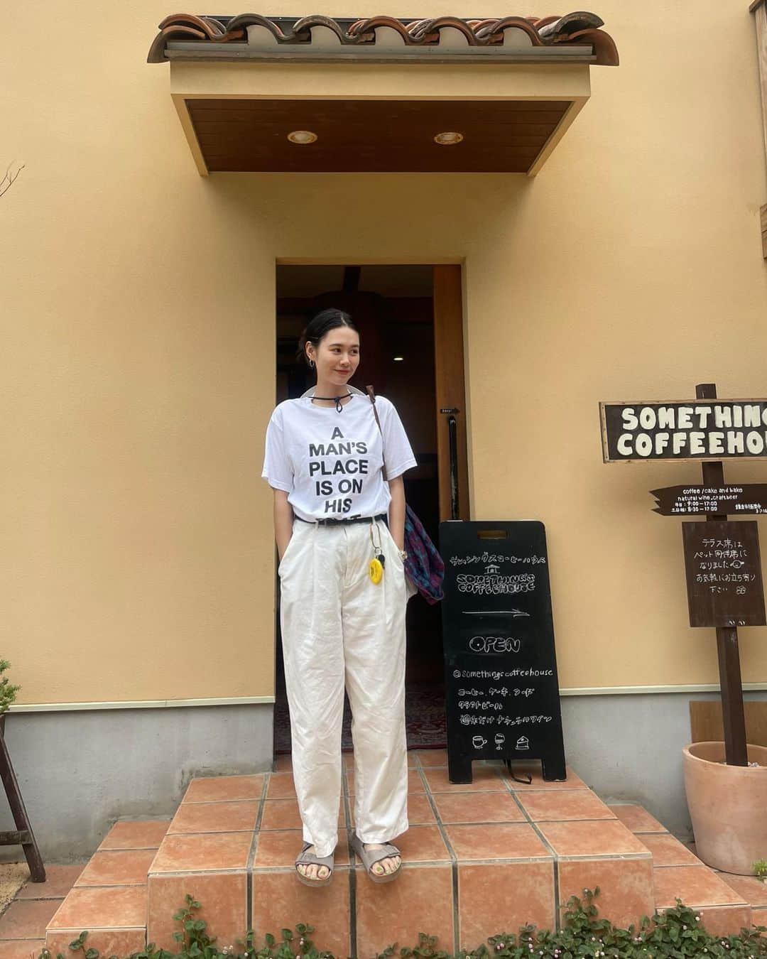 田中シェンさんのインスタグラム写真 - (田中シェンInstagram)「Eat well live well 🍕  Tshirts @creek_anglersdevice  Pants @stevenalan  Shoes @birkenstock  Bag @romanticgeography  Glasses @ahlem   鎌倉弾丸食い倒れ日帰りツアー❗️ 行き当たりばったりで、 色んな人に聞きながら歩き進むのは とても楽しかったです🌈  #ピザdada  鎌倉駅から徒歩10分にあるピザ屋さん🍕 予約が偶然取れたのでウキウキしながら クワトロフォルマッジとプロシュート #しらすピザ にかぶりつきました💁🏻‍♀️ しらす丼も美味いけど、しらすピザは 想像以上だった❗️1人一枚制なのですが ペロリでした🍷🙏🏻  @somethingscoffeehouse  #極楽寺駅 から徒歩10分のところにある 途中立ち寄った古着屋さんに教えてもらった ナイスなコーヒー屋さん☕️ ご夫婦2人で やられてるみたいで、固めのプリンが 好みでした🍮こじんまりしててホッする💯  @circus_vintage  コーヒー屋さんにおすすめしてもらった古着屋屋さん。 コーヒー屋さんからも徒歩10分くらい🚶🏻‍♀️ ミリタリーパンツや、豊富なtシャツなど 楽しかったー‼️そしてなんと入店するとお茶を 出してくれるスタイル、一瞬地元気分🥹 可愛いtシャツを購入しました👕  @kakan_honten  一度は立ち飲み焼き鳥屋さんに心が傾い たけど、こちらの絶品麻婆豆腐をいただきに参上💁🏻‍♀️ 山椒増し増しでおしかったっです‼️ しかしマイブームは#ネギそば にあり〼。 おすすめネギそばのお店あったら教えてー❗️  海に入ったら丸ごと濡れたけどもう夏 だから秒で乾いた🌊今年は泳げるかな〜  #kamakurajapan is about 40min away From Shibuya station . They have temples, Goood pizza , nice Chinese cousin, and Variety of vintage clothes shop.  Of course if you like animation SLAM Dunk You can experience the scenes from the anime! Good for short day trip 💙  #鎌倉旅行　#鎌倉観光スポット #鎌倉日帰り  #東京日帰り #鎌倉ランチ巡り #鎌倉グルメ  #湘南カフェ巡り #鎌倉の海 #食べ歩きの旅  #ピザ屋さん #鎌倉ピザ #鎌倉ディナー  #creekanglersdevice  #birkenstockboston #ビルケンシュトックボストン  #海コーディネート #birkenstockfashion  #일본여행🇯🇵 #일본사람  #도쿄여행✈️ #도쿄맛집추천 #日本旅行🎌 #美食推薦👍🏻  #코디스타그램그램 #日本旅遊達人」6月12日 19時50分 - shen_tanaka