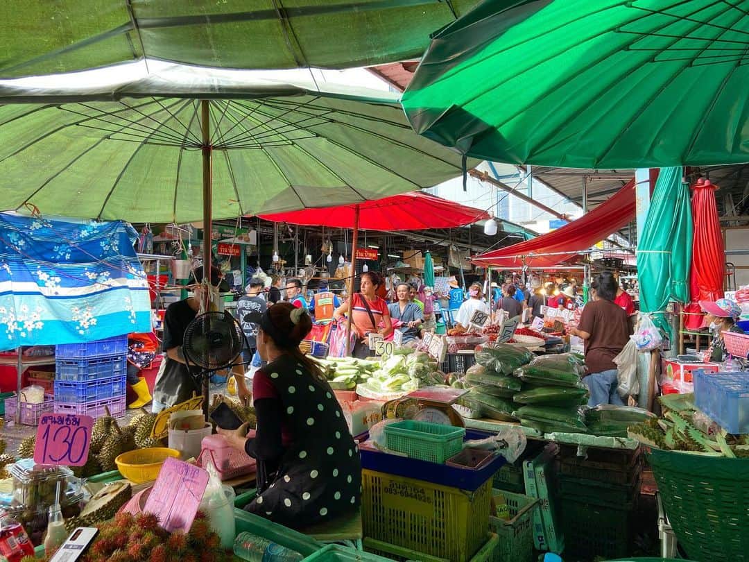 荒尾茉紀さんのインスタグラム写真 - (荒尾茉紀Instagram)「子ども達が可愛かった💕人々の生活が垣間見えるローカル市場😊🇹🇭  #鶏にはビックリ #野菜のお兄さんの笑顔もいい #クロントーイ #タイ #ローカル市場  #thailand #bangkok #khlontoei  #market #local #cutechild」6月11日 19時51分 - maki.arao