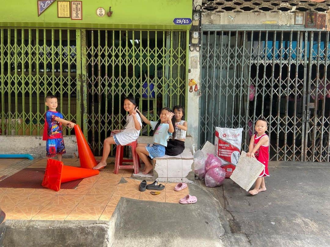 荒尾茉紀のインスタグラム：「子ども達が可愛かった💕人々の生活が垣間見えるローカル市場😊🇹🇭  #鶏にはビックリ #野菜のお兄さんの笑顔もいい #クロントーイ #タイ #ローカル市場  #thailand #bangkok #khlontoei  #market #local #cutechild」