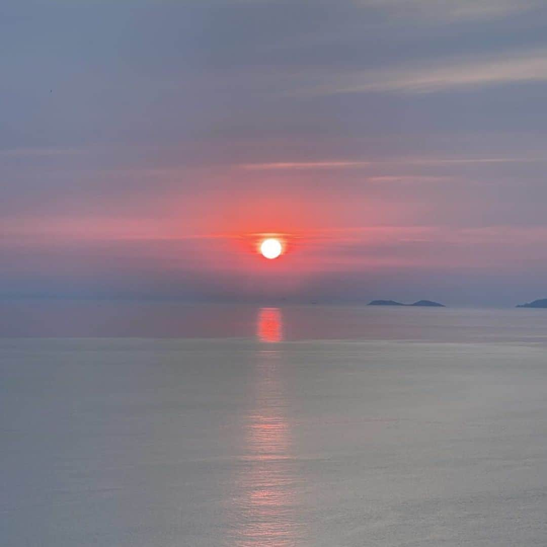 石原詢子さんのインスタグラム写真 - (石原詢子Instagram)「新上五島町の夕陽。 見れて良かったー！！ 本当にキレイ。  #新上五島町 #五島列島 #ホテルから #沈む夕陽よ美しい #石原詢子」6月11日 19時50分 - junko_ishihara.official