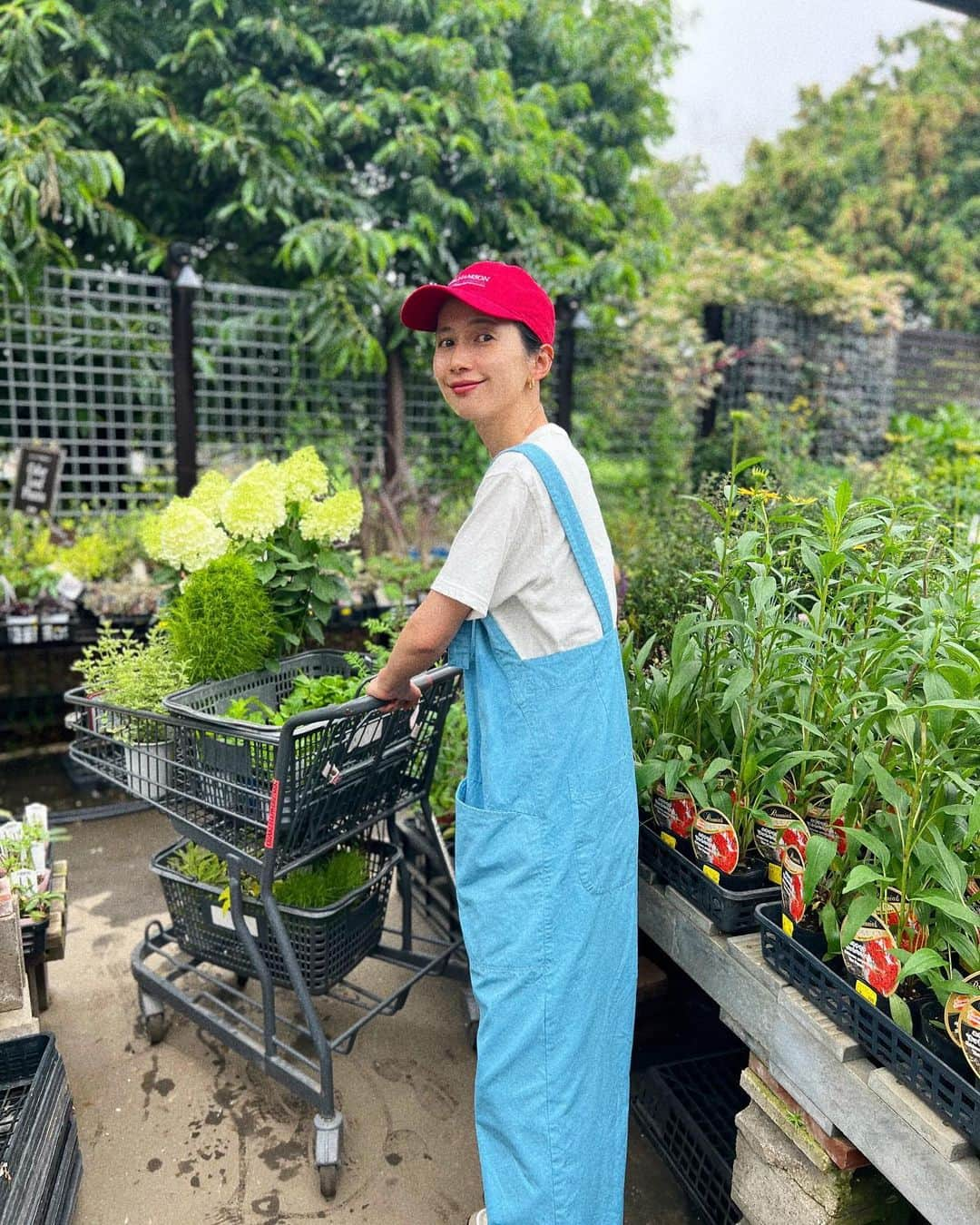 kazumiさんのインスタグラム写真 - (kazumiInstagram)「ベランダの植え替え🪴🪴🪴 今回も食べられる子たちが多め🤤 サウナにも行きたかったから 休日メイクは口紅のみ😂💄 #オザキフラワーパーク#ベランダ菜園#ベランダガーデニング#ベランダガーデン#ベランダ#kazumiのおうち」6月11日 19時59分 - kazumi0728