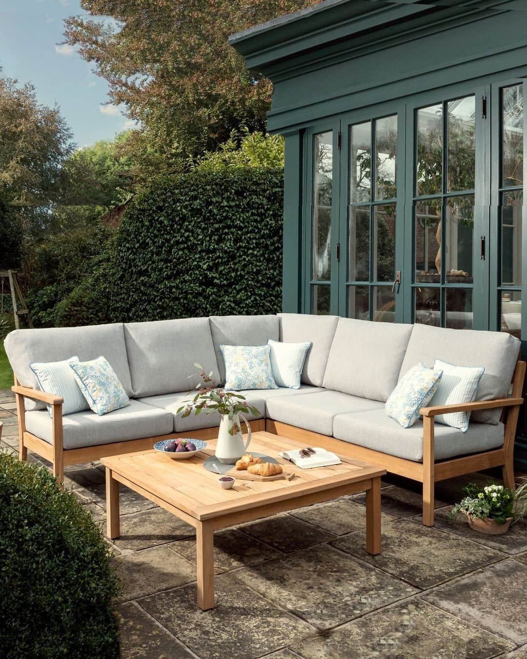 ローラアシュレイのインスタグラム：「Perfect for lounging in the summer. ☀️⁣ ⁣ Sit back and relax in the stunning Salcey Lounging set made from ethically sourced Teak wood. The clean lines of the wooden frame are beautifully accompanied by sumptuous foam and fibre-filled cushions manufactured in water and UV-resistant fabrics.⁣ ⁣ Now available on lauraashley.com and @nextofficial」