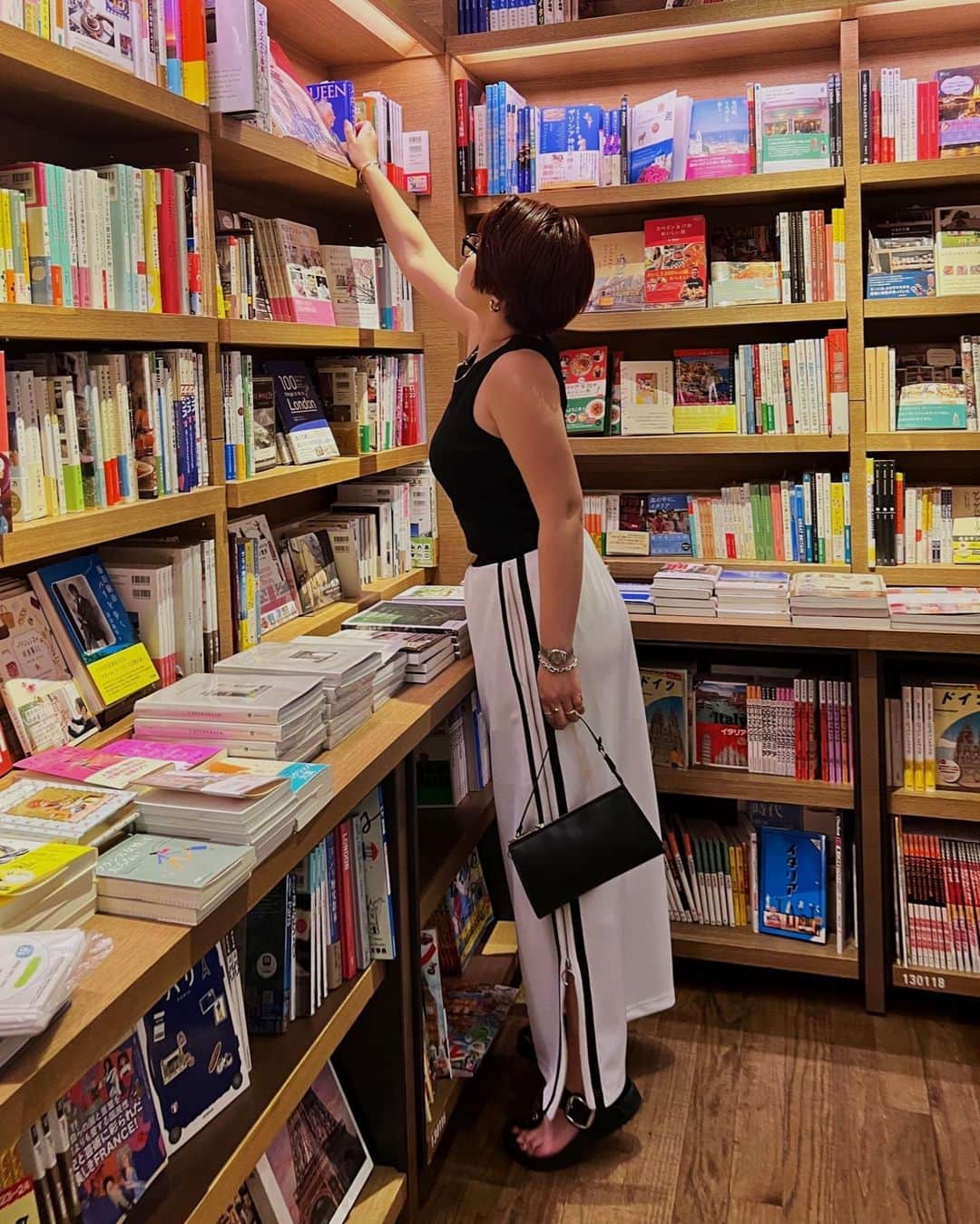 金子若菜さんのインスタグラム写真 - (金子若菜Instagram)「⠀ 俺の作ったタンクトップやっぱり最高。 (自画自賛)  あまりにも寝癖ひどくて 修正したら本棚曲がったし、 そもそも寝癖修正するってなに😇」6月11日 20時00分 - wakana__kaneko