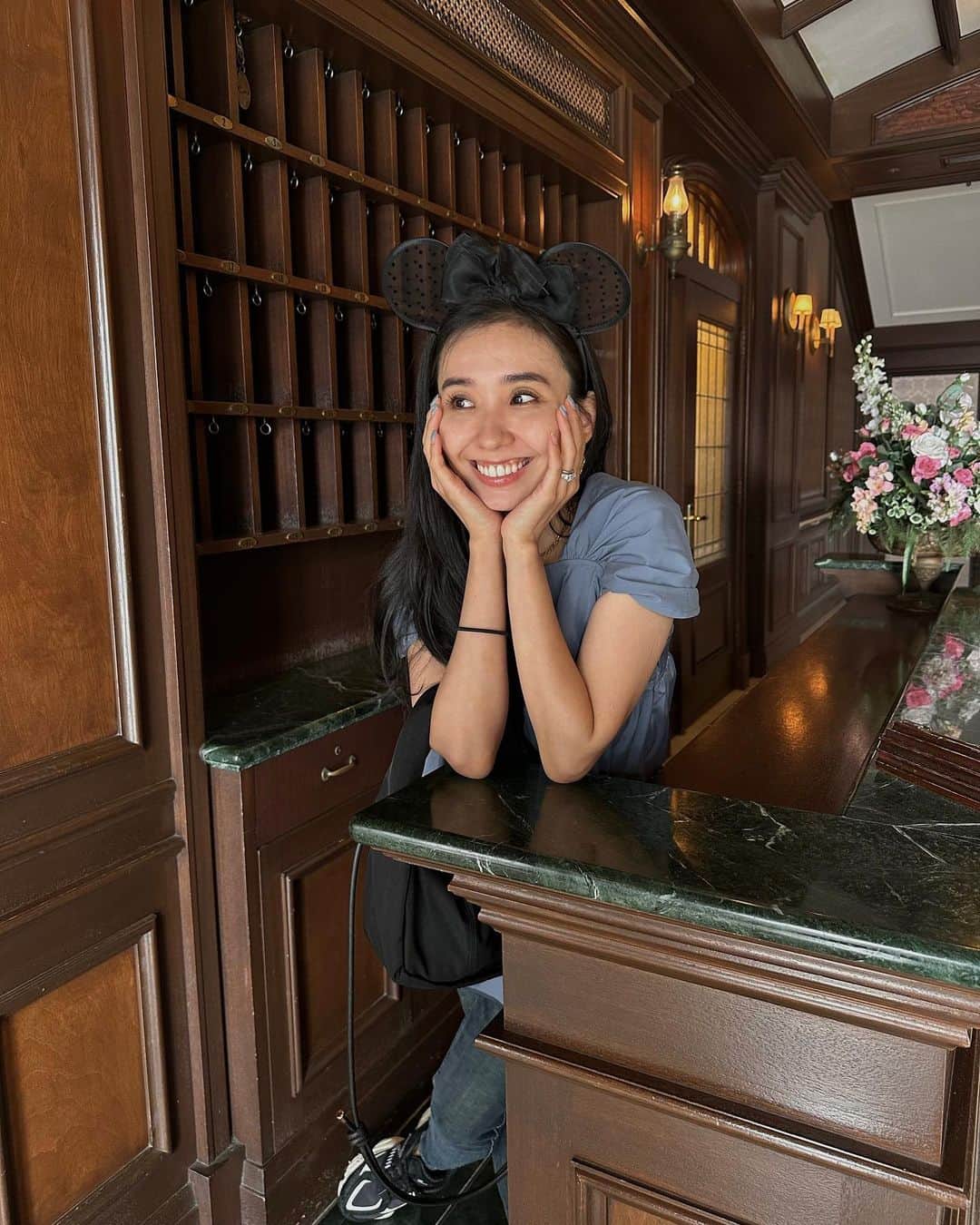 鈴木詩織のインスタグラム：「毎年恒例になっている母とのディズニーシー🐳🤍  今回は新しくなったビリーヴのショーを観るのが目的✨ 雨が降ってきたのでやるのか不安でしたが、無事やってくれました😭🤍✨  本当に感動したので帰宅後すぐオットに共有🫡 ジャンボリミッキーやBBBも観れて大満足な一日でした💗  ディズニーにはスニーカーがマストなので、 @chacott_balance のバレエスキニーに @meri.onlinestore とコラボしたブラウスを着たよ🫶🏻  ⁡  #shiorin_styling#meri#chacottbalance#chacott#newbalance#ミリコのミリ活#チャコット#ニューバランス」