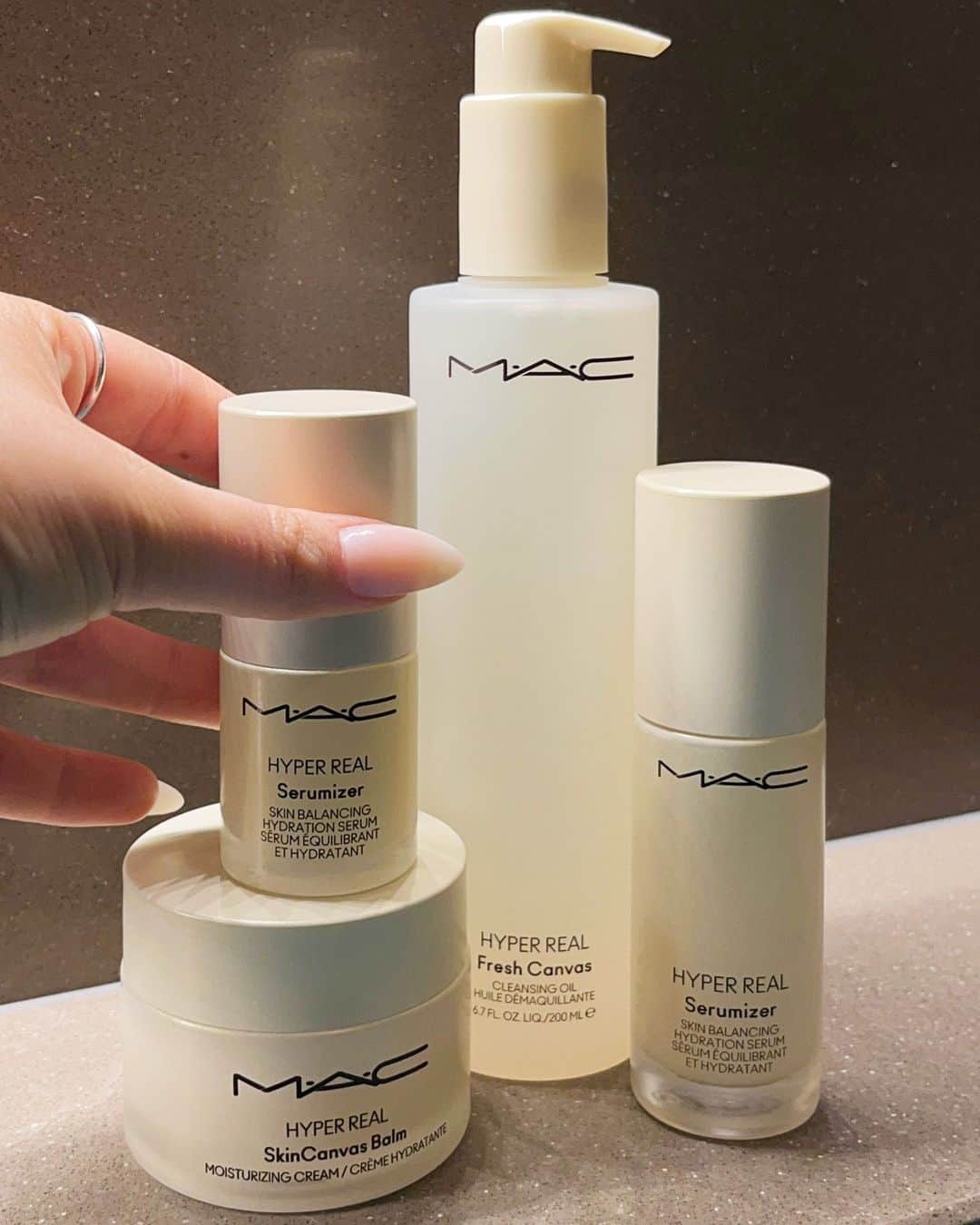 M·A·C Cosmetics UK & Irelandさんのインスタグラム写真 - (M·A·C Cosmetics UK & IrelandInstagram)「🔔 REMINDER 🔔 Take care of your skin!  Hyper Real Skincare™ is infused with Japanese Peony Extract 🌸, Hyaluronic Acid 💦, Niacinamide ✨ and Ceramides ☁️ to strengthen, moisturise and enhance your natural glow instantly and over time.   💦Hyper Real Fresh Canvas Cleansing Oil  ✨Hyper Real Serumizer™ Skin Balancing Hydration Serum  ☁️ Hyper Real SkinCanvas Balm™ Moisturizing Cream  Shop online at maccosmetics.co.uk or in stores ✨   #MACHyperReal #Skincare #SkincareSunday」6月11日 20時00分 - maccosmeticsuk