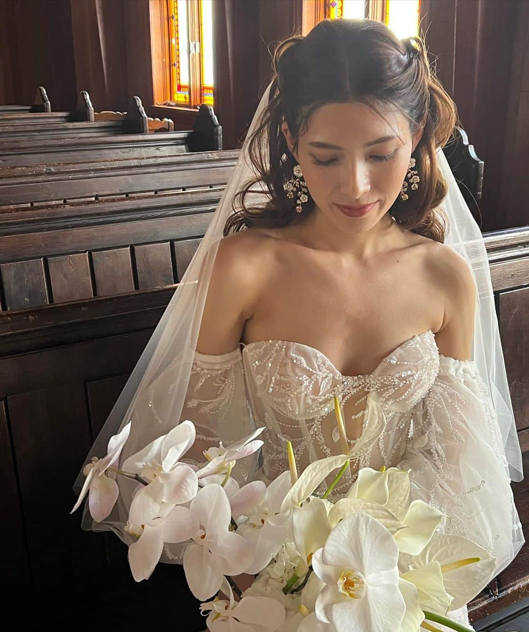 服部由紀子さんのインスタグラム写真 - (服部由紀子Instagram)「. 私の担当は、 ダウンヘアで挙式する人も多いのです✨  海外花嫁だったら、とっても普通な事。  髪を全て後ろにして、 デコルテを綺麗に出してあげれば 重たさも感じないから。  挙式は絶対アップでしょ？  の考えはもう昔のこと。  とっても素敵なベール姿を表現できました。  広告撮影、大好きです…♡  いろんな表現が出来るから。  はー♪素敵過ぎる♡  年内の空きは、サロンにお問い合わせくださいね☺️✨ 素敵な花嫁との出会い、楽しみにしてます♪  サロンスタッフアカウント @ceu.tokyo  東京 @ceu_wedding 名古屋  #プレ花嫁#東京花嫁#京都ウェディング#前撮り#結婚#京都花嫁#ホテルウェディング#服部由紀子#2024春婚#ヘアメイク#白無垢ヘア#京都花嫁 #ウェディングブーケ#情熱大陸#ウェディングブーケ#ブーケ#東京前撮り#名古屋花嫁#丸の内前撮り#weddingphotography #wedding #audreyhepburn #ブーケ #ブーケデザイン#boutique #bouquet #weddingbouquet  #前撮りヘア#ブーケトス」6月11日 19時53分 - ceu0116