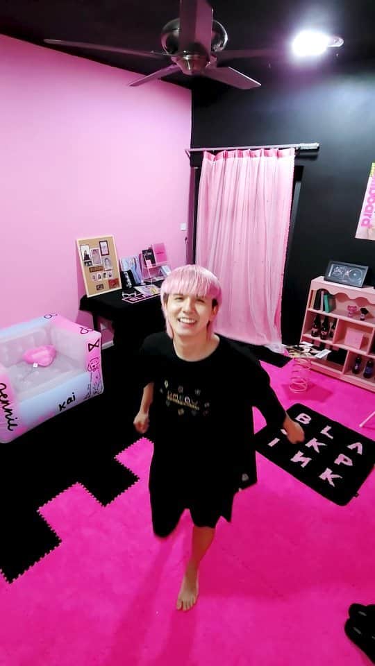 蔡常勇のインスタグラム：「當你的房間都是blackpink的時候🖤🩷  請問這個改造可以獲得多少分？ ?/10 🙈🙈🙈 然後為什麼值得這個分數哈哈哈哈哈哈哈哈哈哈哈哈哈哈哈  #blackpink」