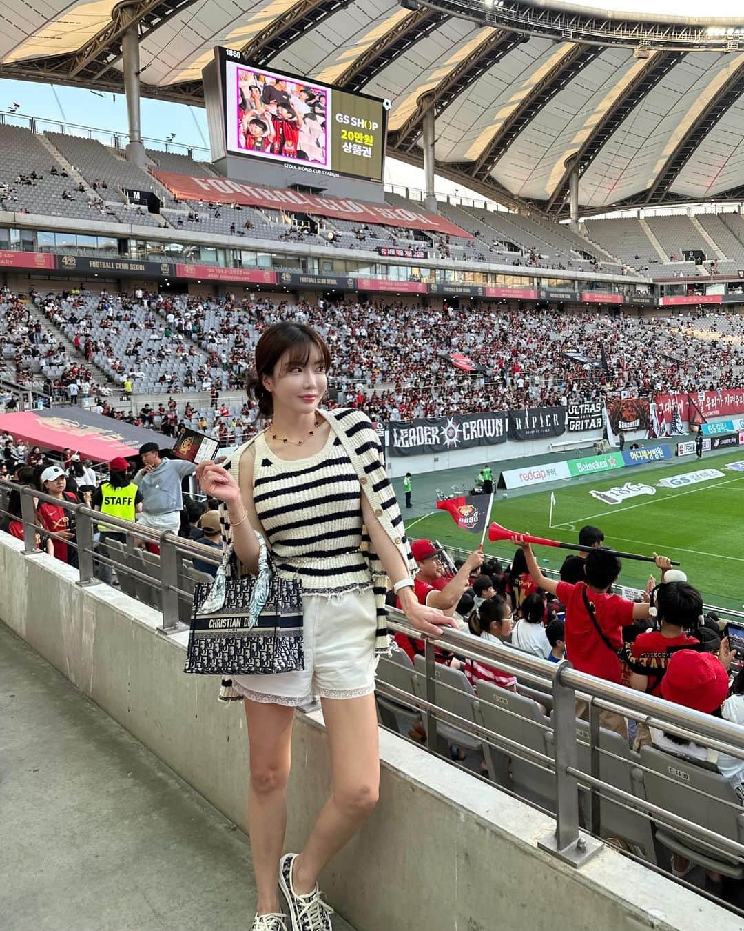 アン・シネのインスタグラム：「⚽️」