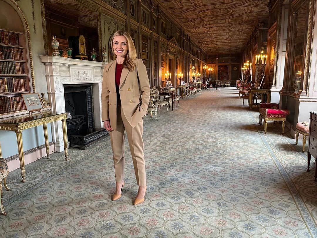 キャサリン・ジェンキンスのインスタグラム：「Celebrating 50 episodes presenting @bbcsongsofpraise todays special programme comes from Syon House and is all about my favourite moments & the wonderful people I have been blessed to meet over the years. Today on BBC1 at 1.15 or catch it later on iplayer ❤️」