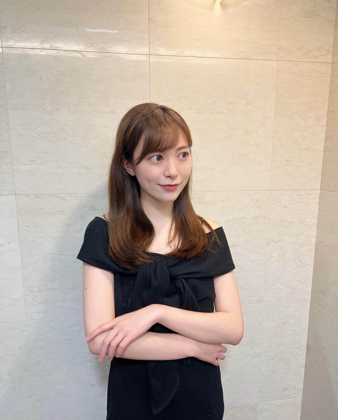 福井姫奈のインスタグラム：「黒ワンピはどこにでも着ていけるから、いいですよね〜！  オフショルがポイントになっていて、可愛い🫶🏻  #mercuryduo#マーキュリーデュオ#夏服#ワンピース」