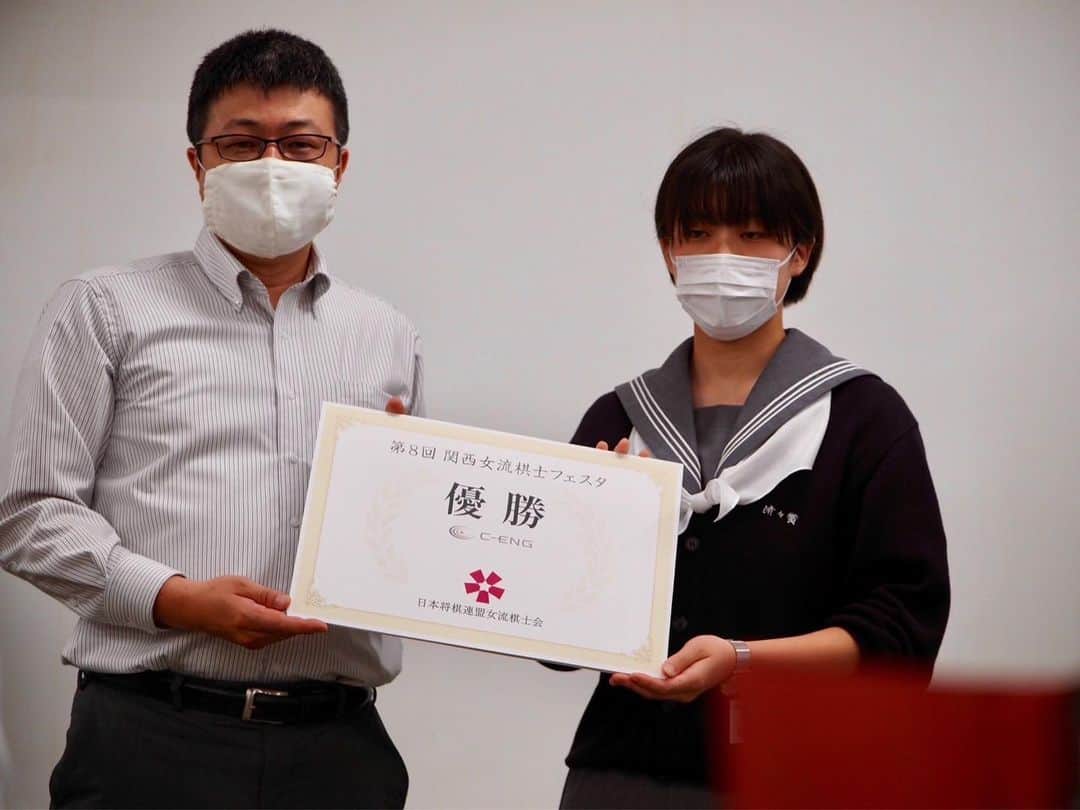 日本将棋連盟 女流棋士会のインスタグラム：「先月行われました関西女流棋士新人トーナメントの優勝賞品として、株式会社シーエンジ様よりマットレスをいただきました。 寝心地がとても良くて、朝起きたときにすっきり起きれます！また、腰の痛みや肩こりも軽減されました🙌 ありがとうございました🙇‍♀️（松下）  写真は代表取締役社長　高岡佳久様」