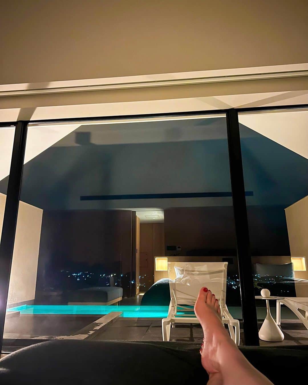 高倉絵理さんのインスタグラム写真 - (高倉絵理Instagram)「ホテルに到着した時は大粒の雨だったのが 夜には止んで、翌日は快晴に！  宿泊したお部屋は、スカイ・ビュー・スイートの“ヒル・サイド・ウォーター・フォール・ヴィラ”  日中は、インフィニティ・プールと青い空、緑が美しく 夜は、ベッドから眺めるライトアップされたプールと温泉が素敵でした！  📍 ENOWA YUFUIN 大分県由布市湯布院町川上 丸尾544 @enowa.yufuin   #enowa #enowayufuin #湯布院 #大分観光 #湯布院温泉 #温泉旅行 #大分旅行 #オーベルジュ #japantrip #oita #yufuin」6月11日 19時58分 - eri_t28