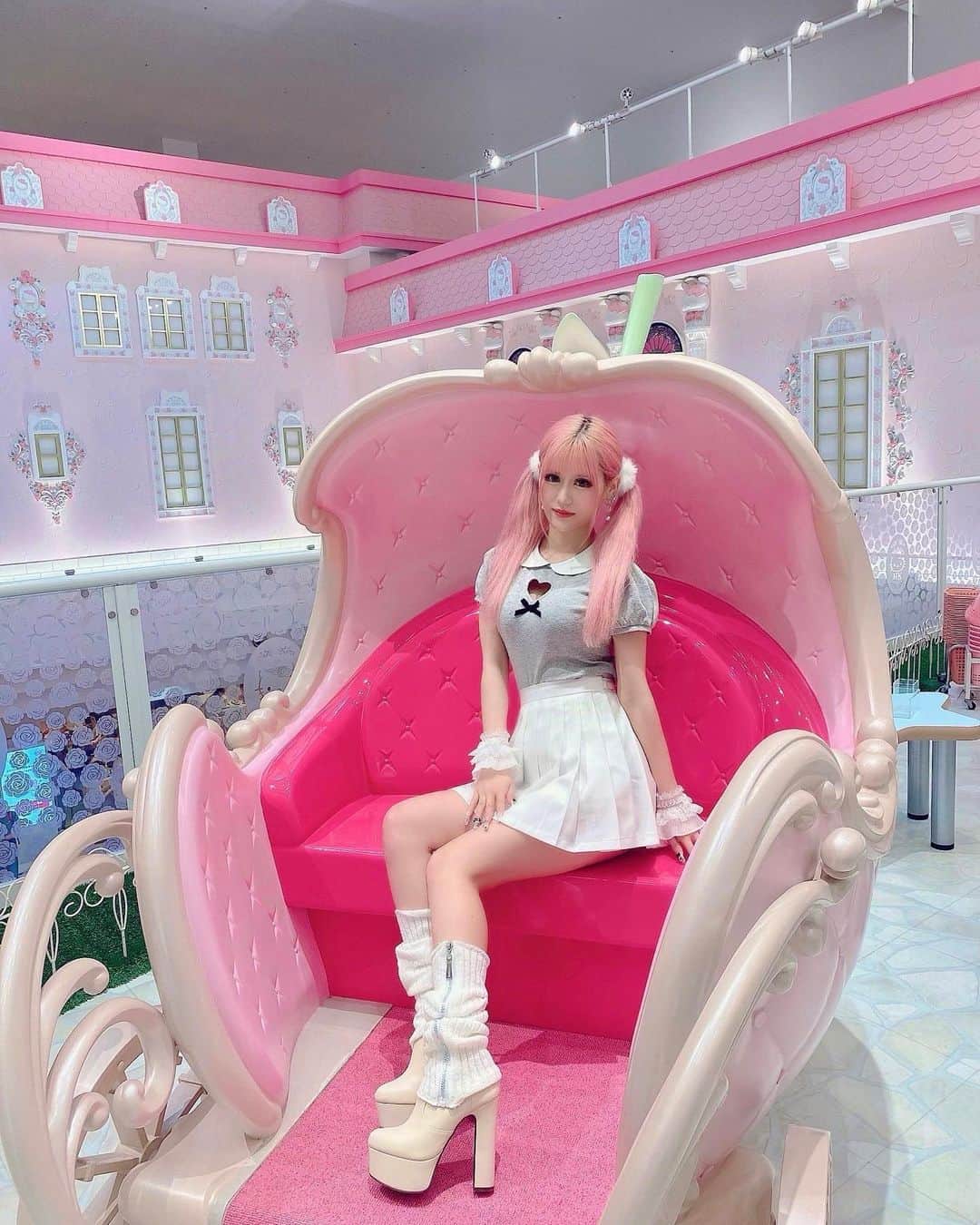 あいめろ姫のインスタグラム：「サンリオピューロランド🎀🌈🍎💖  人生２回目！楽しかった〜(♡) キティちゃんとぎゅーしたっっ🫶🏻」