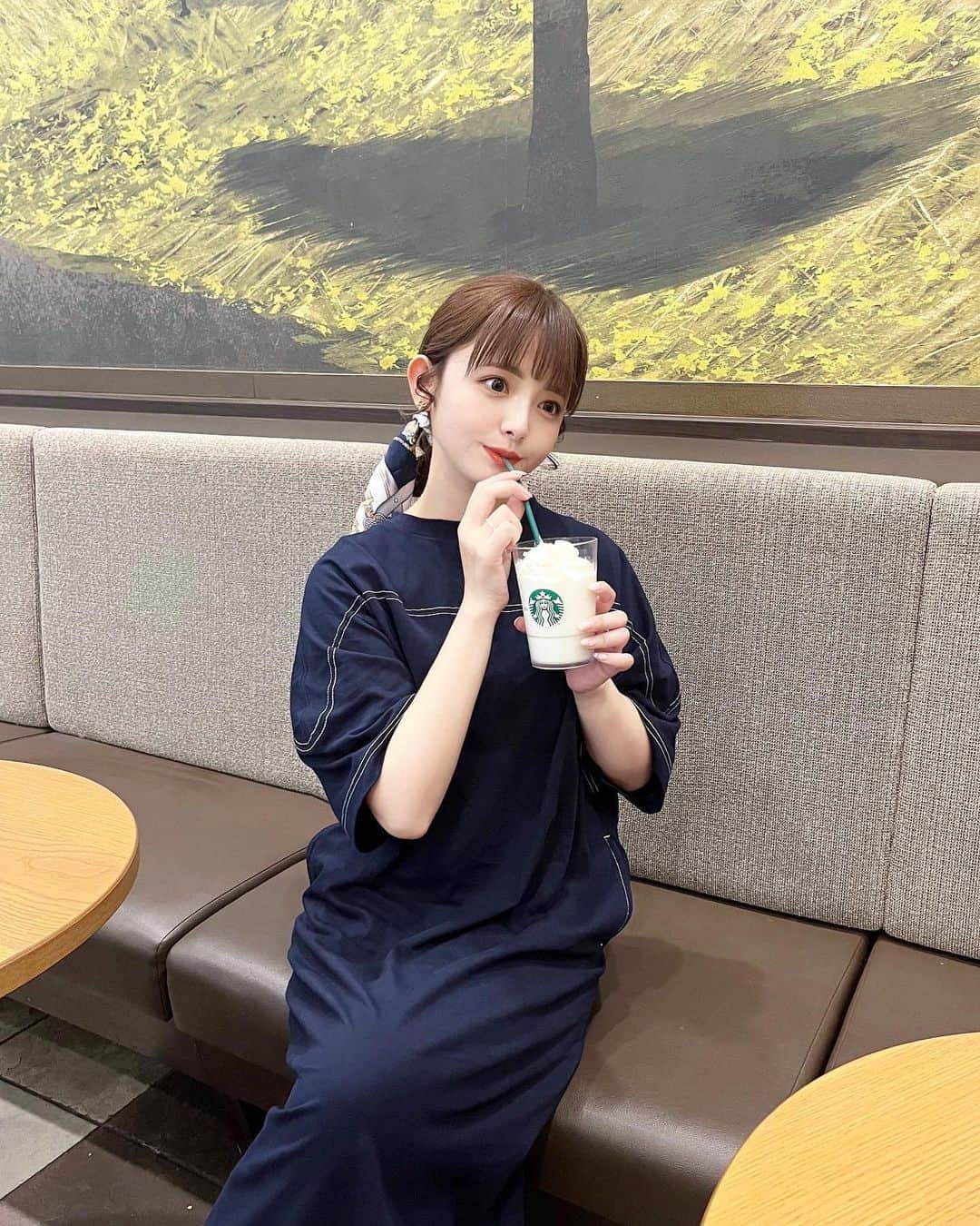 横山紗弓のインスタグラム：「母とお出かけ🫶 バニラクリームフラペチーノ飲んだ🤍  着用しているワンピースは @andme_official のものです。 #andme #アンドミー」
