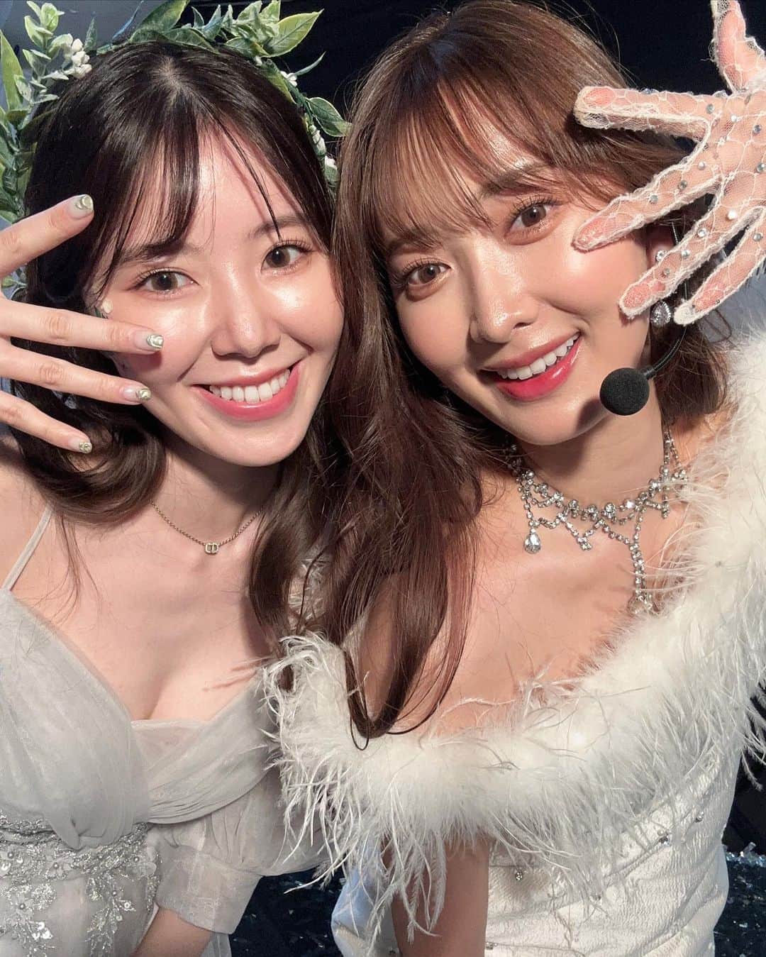 佐達ももこのインスタグラム：「IDOL〜🌟🎤💕  韓国の @reverie__studio で 写真を撮ってきました☺️  テーマを決めて、ヘアメイクをしてもらい 衣装を着て撮影をしてもらえます🤍  私はk-popアイドル、 しーちゃんは森の女神的な🗽  データも沢山もらえるし、 数枚選んでリタッチもしてもらえる！ データまた載せよ〜っと☺️  メイクが本当に可愛かったー！！ @reverie__studio のインスタ見ると 全部のテーマが可愛すぎて迷うよ😭🤍  ポージングも指示してくれて TWICE流しながらノリノリで撮影してくれました🤣💕  カカオトークから予約しました🙆‍♀️  #韓国#韓国旅行#韓国メイク」