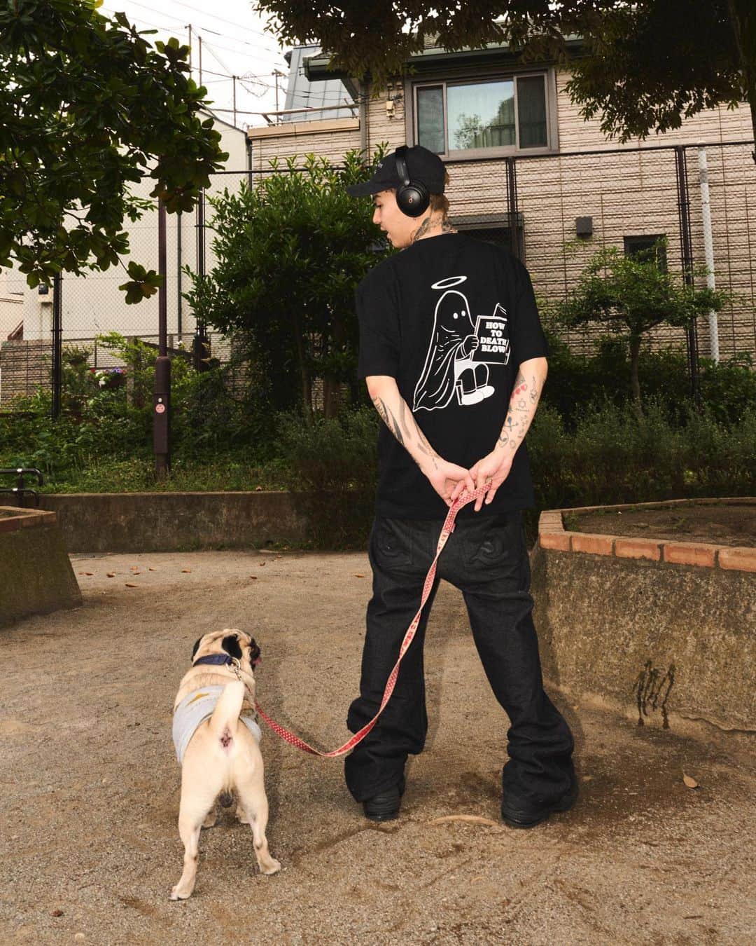 カワグチジンのインスタグラム：「我がレーベル @deathblow_records  から皆様にとっておきのお知らせ  新作のマーチを作りました。  先行販売ですでに売り切れも出ちゃってるんですけどカワイイので見てみてください！  お値段結構頑張りました  4000円！！！！  ドン！！！  薄利！  バックプリントのほうは イジメを受けて自殺した少年が天国で"どうやって死の一撃を喰らわせるか"を勉強している的なコンセプトです。  やり返したい人がいる人は是非。  うさぎちゃんの方は "the"な感じです。ご想像くださいませ。  プロフィールのリンクからチェックしてみてください。  質問があればコメントしてみてください。返します🙇  スーパーありがとうございます  graphic design @taku_desuyo   photo @taiseiiwasaki」