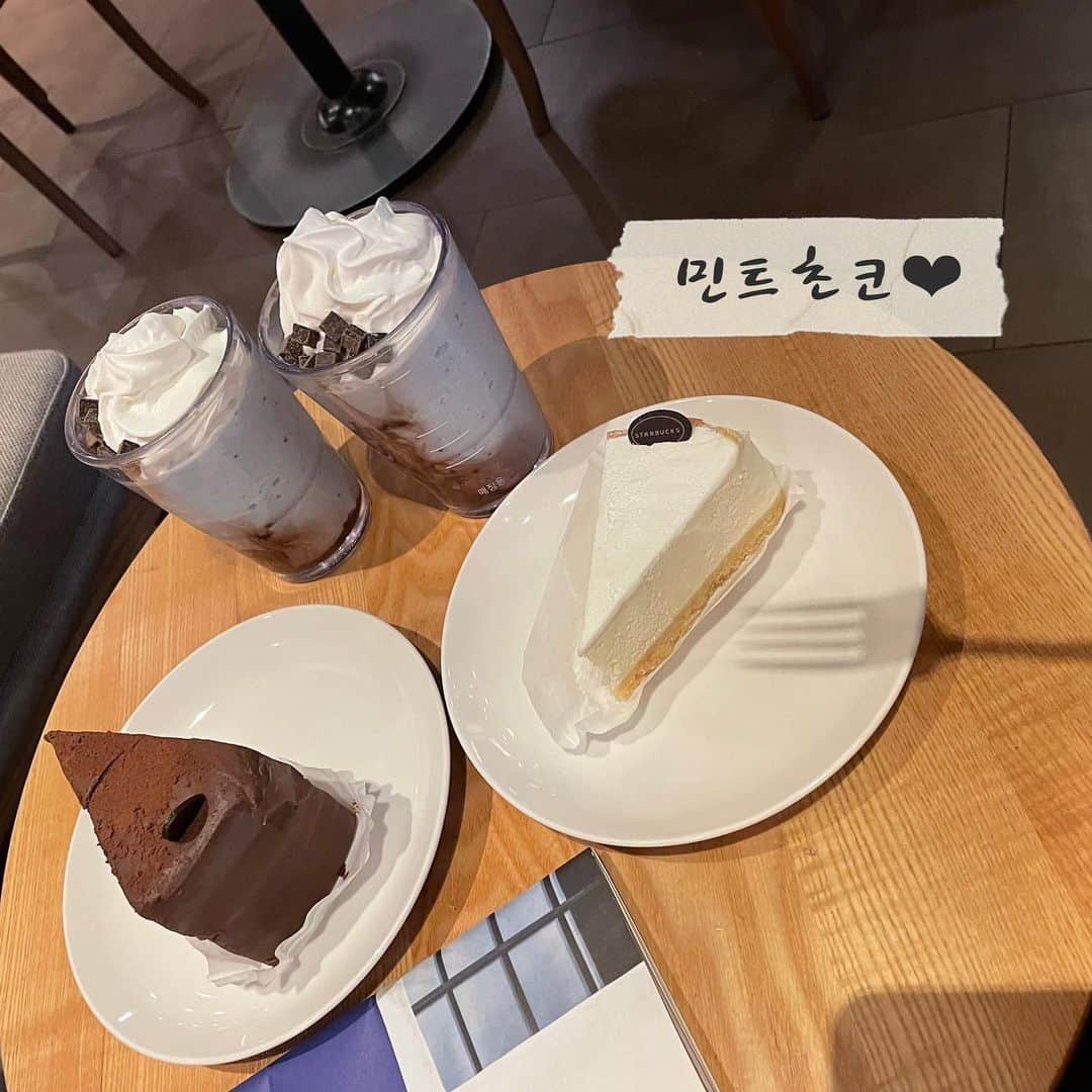 渡辺菜月のインスタグラム：「#韓国スタバ 🇰🇷  念願の민트초코~  こみさんも同じの 飲もうとしてたみたいで 運命感じました🫰🏻🩵🤎  #韓国 #スターバックス  #チョコミント #チョコミン党  #ミントチョコレートチップブレンデッド  #스타벅스 #스벅  #민트초코 #민초단 #민트초콜릿칩블렌디드 #加工pic」