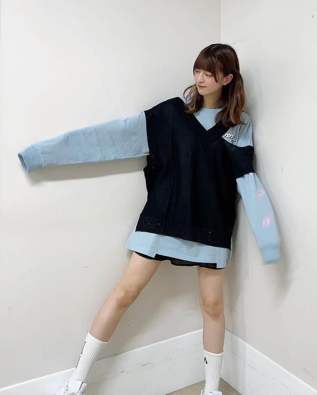 吉田綾乃クリスティーのインスタグラム：「🩵🖤 きょうのおよふく🐥」