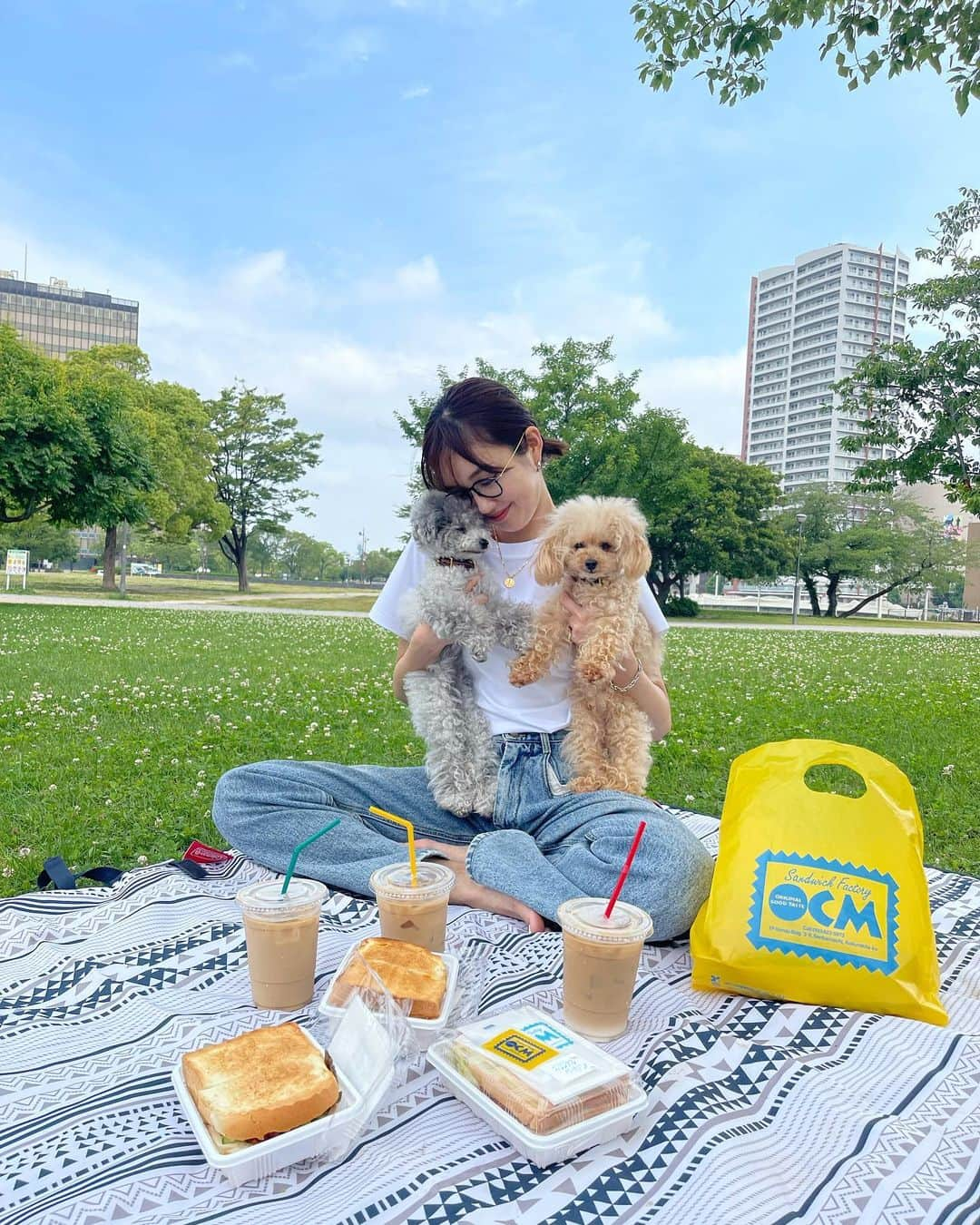 浜﨑日香里さんのインスタグラム写真 - (浜﨑日香里Instagram)「⁡ 週末は実家に帰って、 家族でぷちピクニック🥪🐶🐶 久しぶりに会えたから沢山写真撮ったけど ぺろぺろ舐めたり、欠伸したり、 寝てる？ていう仏像スタイルだったり 自由な2匹です🐶🐶  北九州に帰ると無性に食べたくなるOCM🥪 もう本当に大好き❤️ 安定のオリジナルチキンに エッグソーセージ・ハッシュドポテトベーコンをセレクト。 いつも定番の組み合わせにしちゃうから、 おすすめの組み合わせあったら、教えてください😂💗 ⁡ 週末沢山リフレッシュしたから明日からも頑張ろう〜！！ 1週間頑張りましょう😆」6月11日 20時17分 - hamasaki_hikari