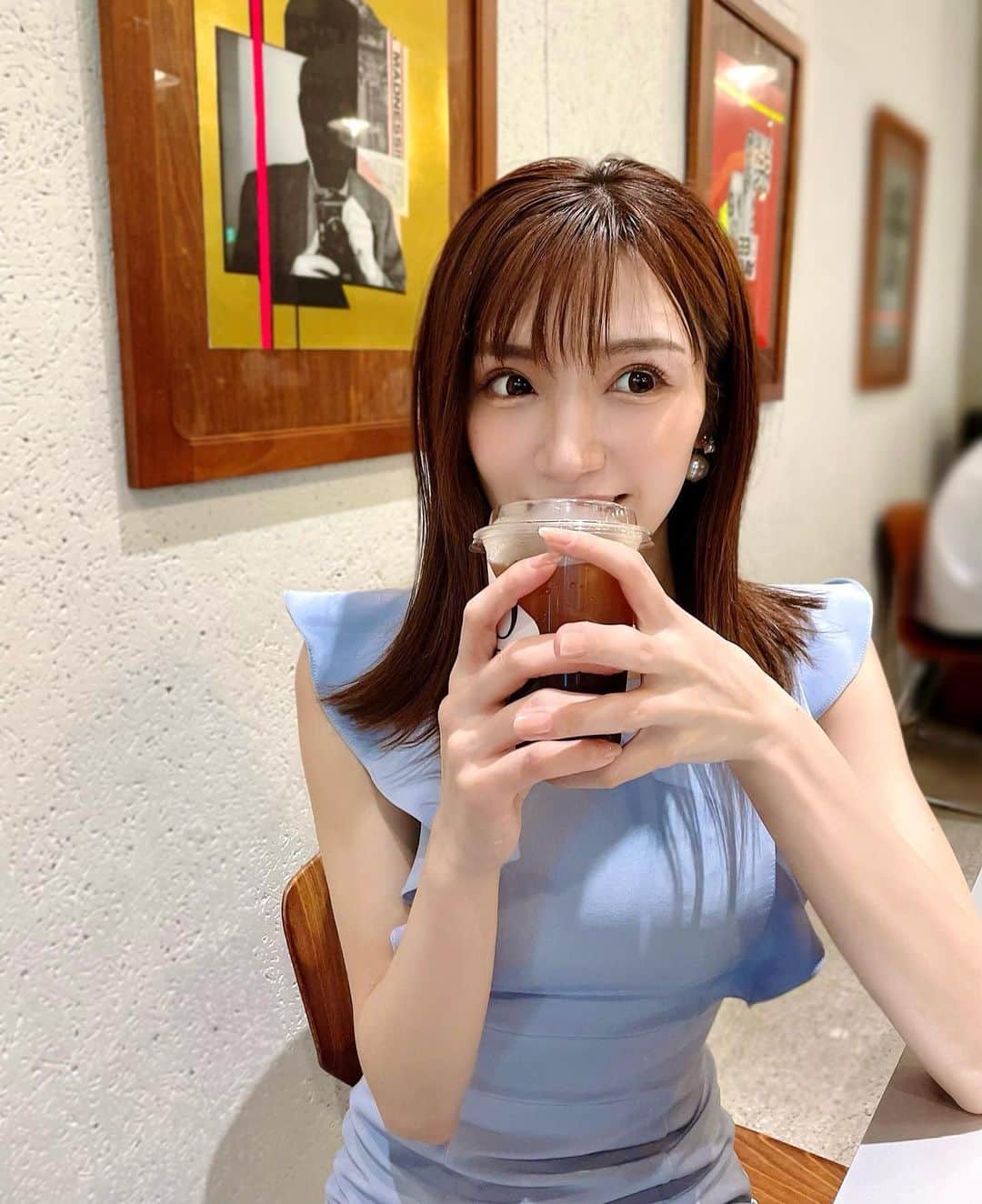 白瀬由莉のインスタグラム：「前髪みじかめ👶🏻 何ヶ月も少しずつ髪を切り進めて やっときれいになってきた🥹嬉し  髪とお肌だいじ🥹♡ 生活と性格が出るとおもふ👶🏻 過剰に飾りつけすぎず シンプルで華やかなのがすき🌼  カフェでのふいうちショットでしたとさ🤣☕️  明日も素敵な1日を☺️🌈  🌷🧚🏻‍♀️🌻」