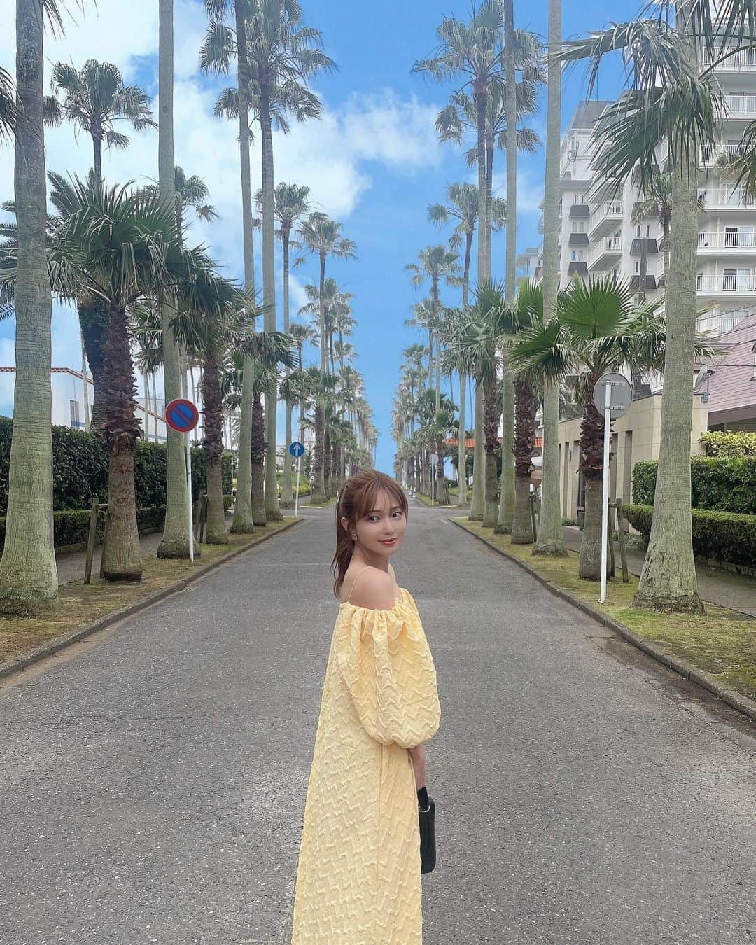 相楽優佳さんのインスタグラム写真 - (相楽優佳Instagram)「おふ💛  初めて逗子マリーナ行ってきた🌴 この日は全身アマイル♡ @amail_official   最近ちょっと黄色にハマってる🟡 ___ #オフショルワンピ #夏ワンピ #黄色コーデ #AMAIL #アマイル #ロングワンピース #オフショルワンピース #オフショルダー #オフショル #ポニーテール #逗子マリーナ #逗子海岸 #逗子 #夏コーデ #ベージュカラー #ミルクティーベージュ #2way前髪」6月11日 20時10分 - yuka_sagara