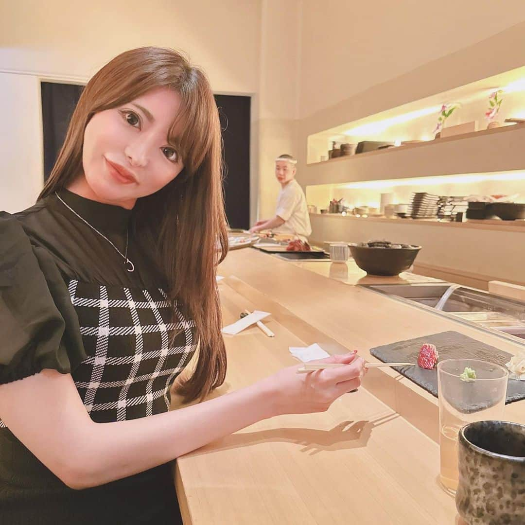 桃瀬えりなさんのインスタグラム写真 - (桃瀬えりなInstagram)「𝑻𝒉𝒂𝒏𝒌𝒚𝒐𝒖♡ しーすう🍣いつも美味しい🙋‍♀️ パープルのブーケ可愛いよね💜  #sushi #sushitokyoten #gourmet #bouquet #cartier #vuitton #eimyistoire #follow #followme #六本木ミッドタウン #お鮨 #お鮨大好き #グルメ #ブーケ #パープル好き #お花好き」6月11日 20時11分 - eri_rin1221