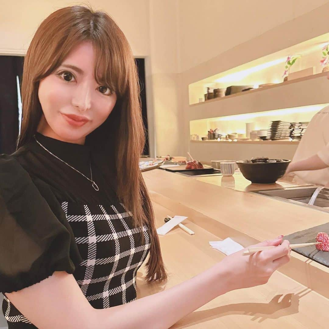 桃瀬えりなのインスタグラム：「𝑻𝒉𝒂𝒏𝒌𝒚𝒐𝒖♡ しーすう🍣いつも美味しい🙋‍♀️ パープルのブーケ可愛いよね💜  #sushi #sushitokyoten #gourmet #bouquet #cartier #vuitton #eimyistoire #follow #followme #六本木ミッドタウン #お鮨 #お鮨大好き #グルメ #ブーケ #パープル好き #お花好き」