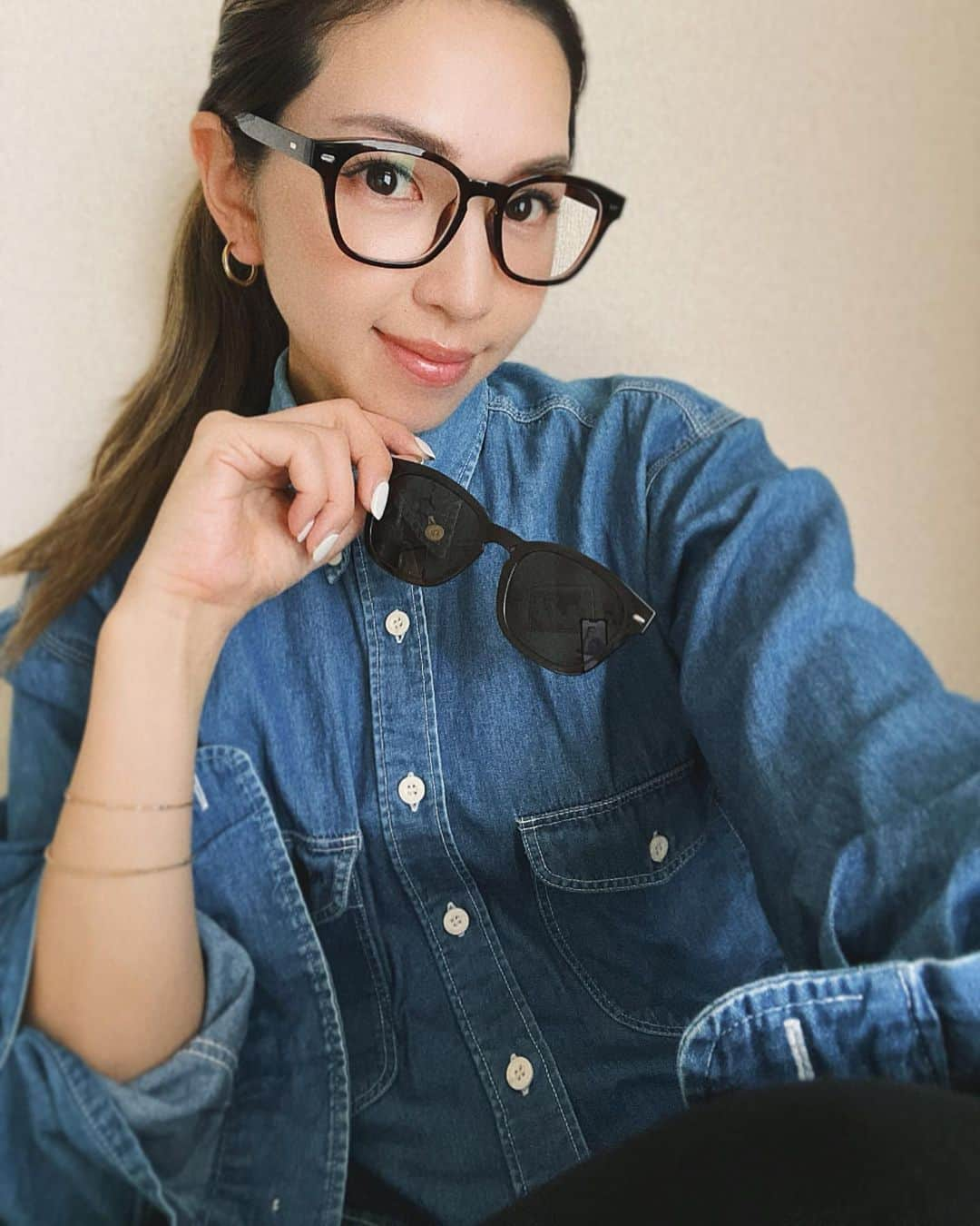 来夏のインスタグラム：「#👓 最強 2wayメガネ ゲット🤎 @jins_japan switchシリーズ😎  家ではメガネさん🤓 そのまま出かけれる太めのフレーム、 サングラスプレートをカチッとはめれば、 ワンマイルもドライブもおでかけにも万能でバッチリ👌  ・switch modern bold ブラウンデミ ・switch modern bold active lens plate ダークブラウン  オンラインで買ってもあとから店舗でレンズ交換可能だから 即 度ありにしてきた🔍  これで 朝 娘送るとき楽すぎる😜✌︎  #めがね #めがね女子  #jins」