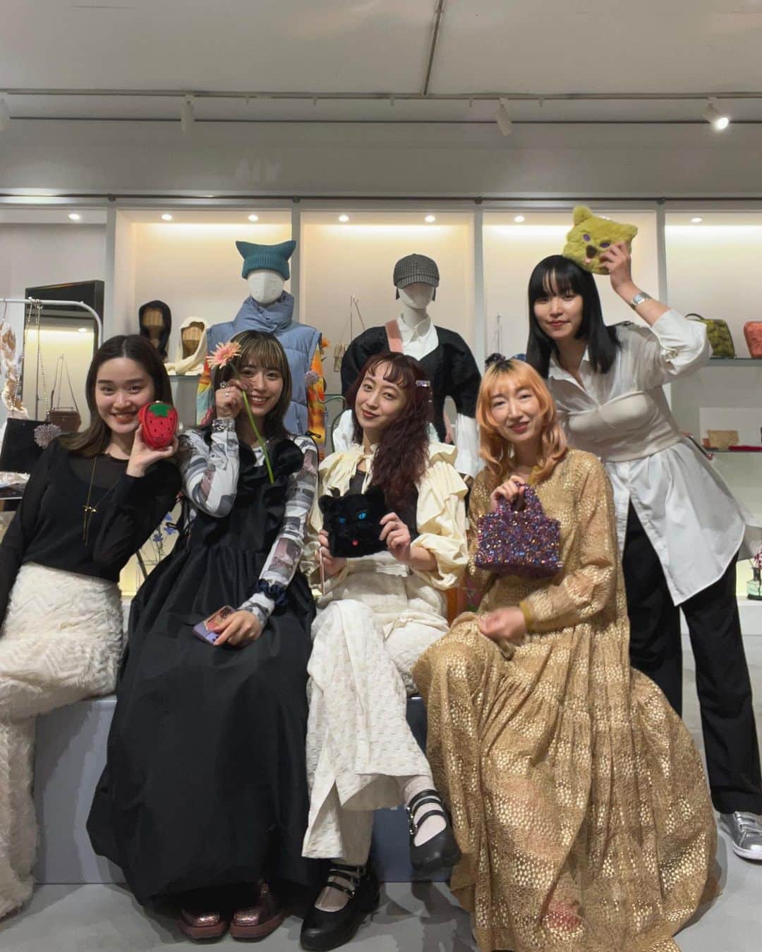 Nana Ninomiyaさんのインスタグラム写真 - (Nana NinomiyaInstagram)「今さらですが、先月の23aw展示会🐋 たくさんの方に足を運んでいただいたおかげで、4日間本当にあっという間でした。ありがとうございました🌿 PRなのに人見知りで、仕事の中でも展示会が最も緊張するイベントなんですが、皆さんとお会いしてたくさんのパワーをもらえることが本当にありがたく、回を追うごとにとても楽しいです🤝🏽 ⁡ プレスは今5人体制で、これまでで一番多い人数でチームを作らせてもらっています。みんな本当に仕事に誠実で、頼もしくて優しい。いつもありがとう！ ⁡ たまには長々と🪽笑」6月11日 20時16分 - nnmynana