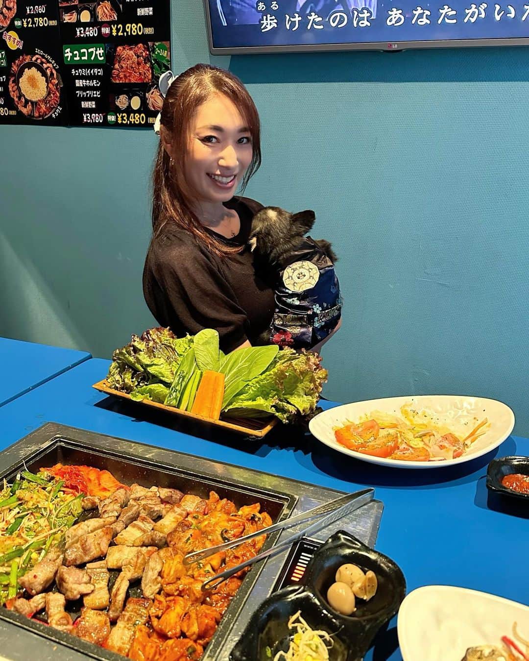 のインスタグラム：「お友達と新大久保に行ってきたよ💙 新大久保には撮影会でお邪魔するから、のんびりご飯食べれて幸せー😍やっぱり週末は人が多いね😵  わんちゃんと一緒にはいれるお店♡ 幸せ🥰 ありがとございます♪  うちの子のご飯も持ってって一緒に食べたよ😋 食べた後は寝てた🤣  一緒にいれることに感謝🙏  チマチョゴリ？ていうの？ 買ってみた😍ぎょろめちゃん、似合うかな？  #小早川怜子 #reikokobayakawa  #private #愛犬とお出かけ」