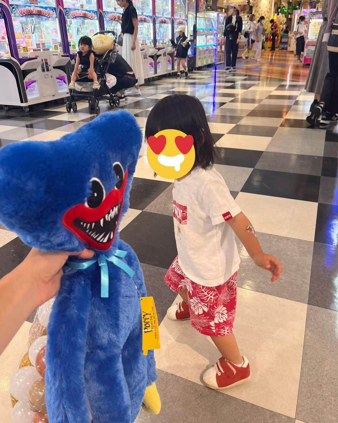 中里さや香さんのインスタグラム写真 - (中里さや香Instagram)「娘👧が好きなハギーワギーをゲーセンで取った！👍 2000円も使っちゃったよ笑  このハギーワギー、娘より身長あるからこわーい笑  被り物のハギーワギーは、パパが4000円くらい？かけて取ってました笑🤣  このポピープレイタイムていうゲーム、皆さんした事ありますか？😆  #ハギーワギー#ポピープレイタイム#人形#haggywaggy #ゲーセンでget #ufoキャッチャー #課金する母」6月11日 20時19分 - sayakashi1217